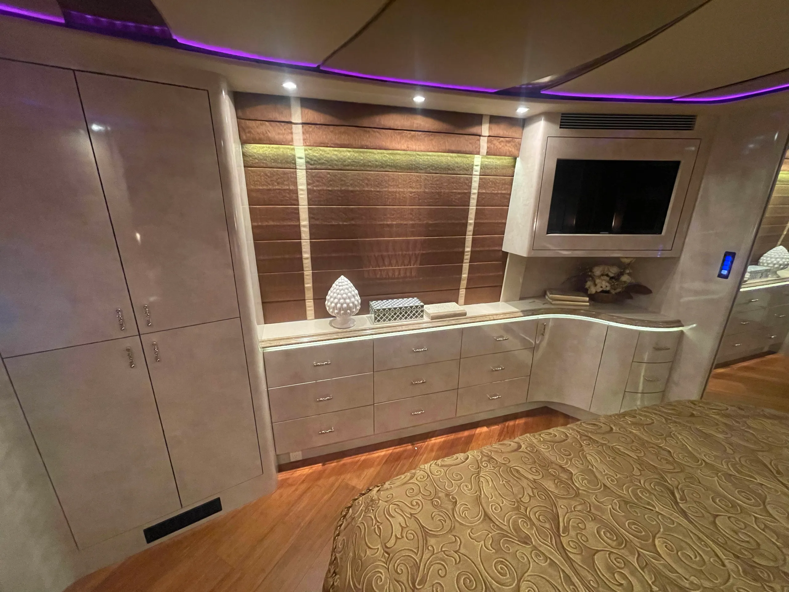 Interior mid-coach area of Marathon Coach 1202