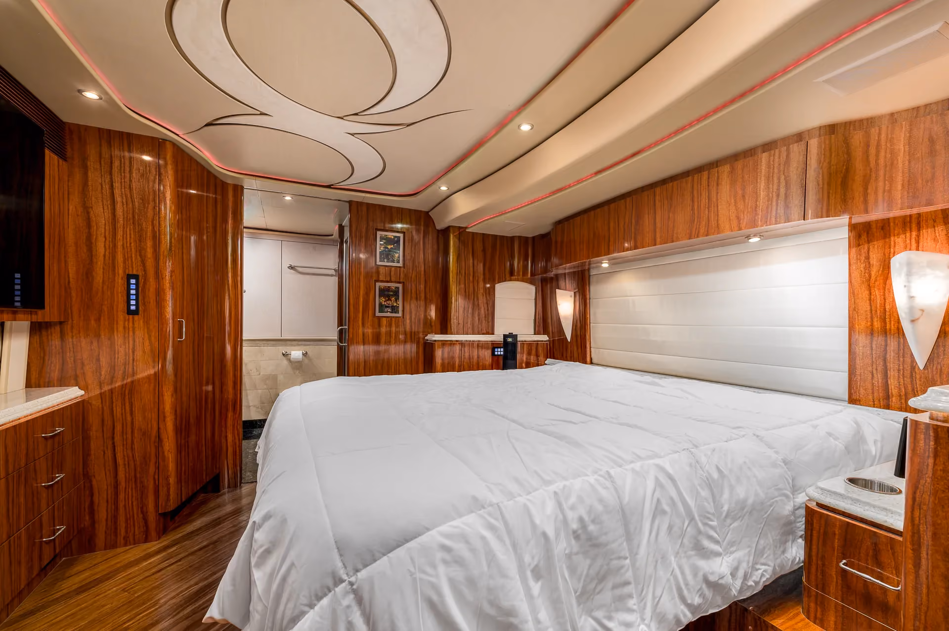 Interior mid-coach area of Marathon Coach 1205