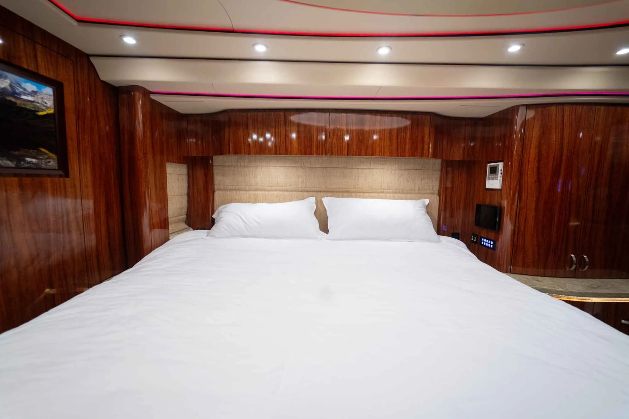 Interior bedroom detail of Marathon Coach 1253