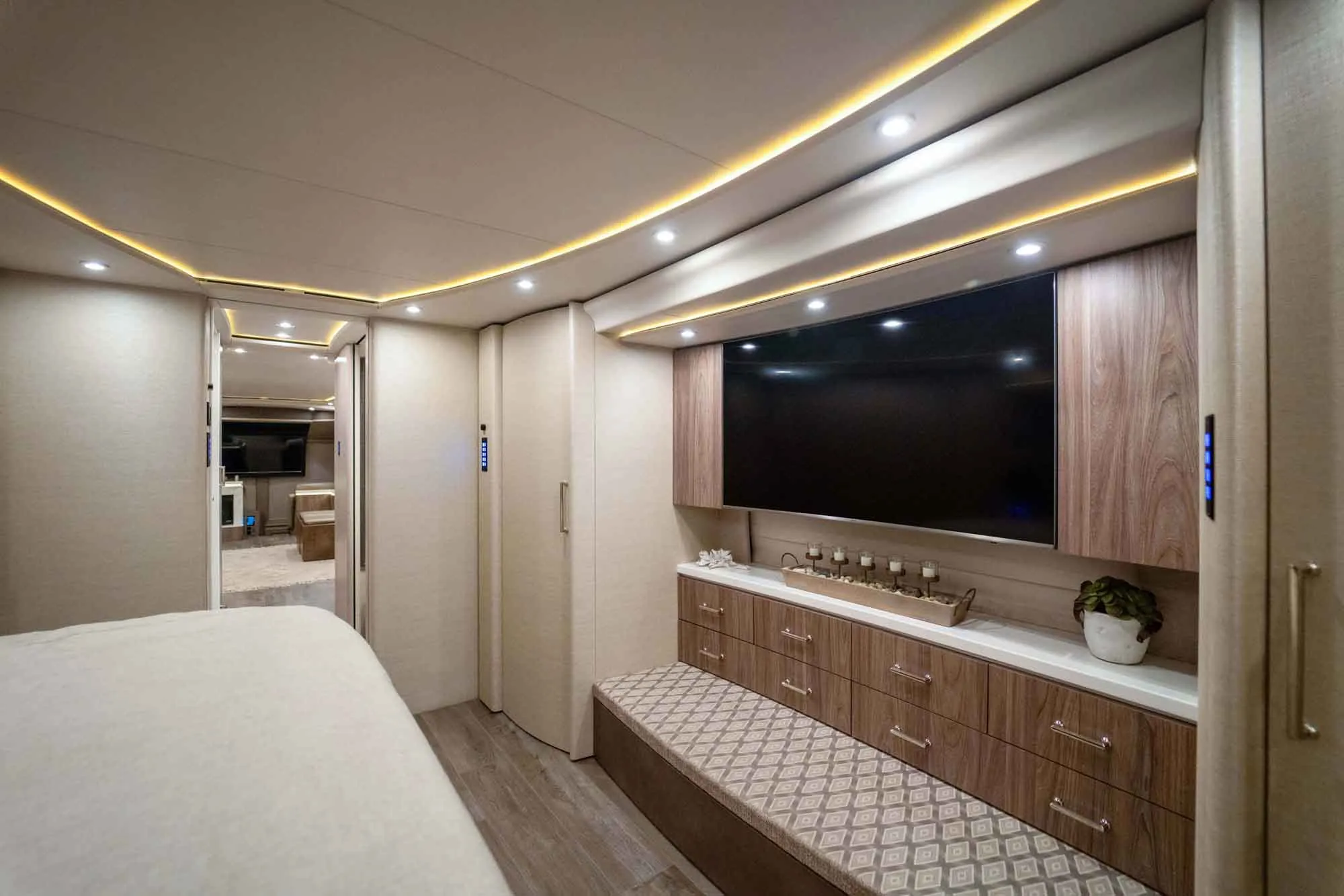 Interior finishes of Marathon Coach 1287