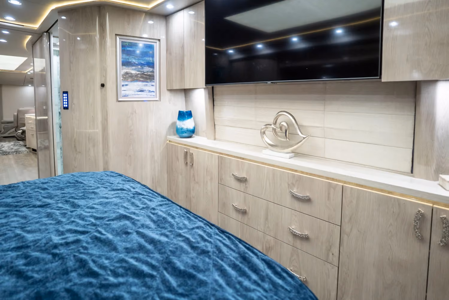 Interior bedroom of Marathon Coach 1330