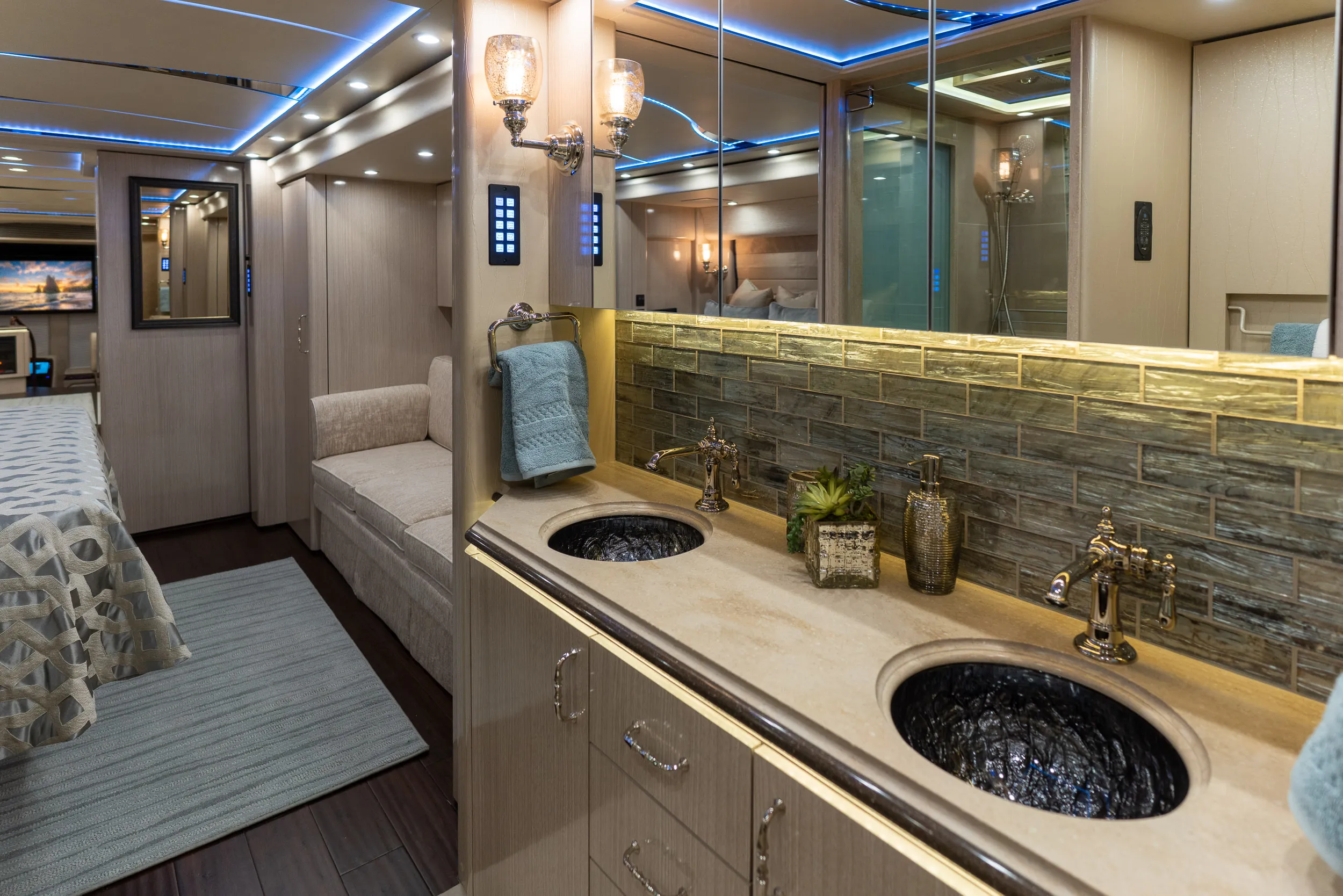 Interior bedroom detail of Marathon Coach 1332