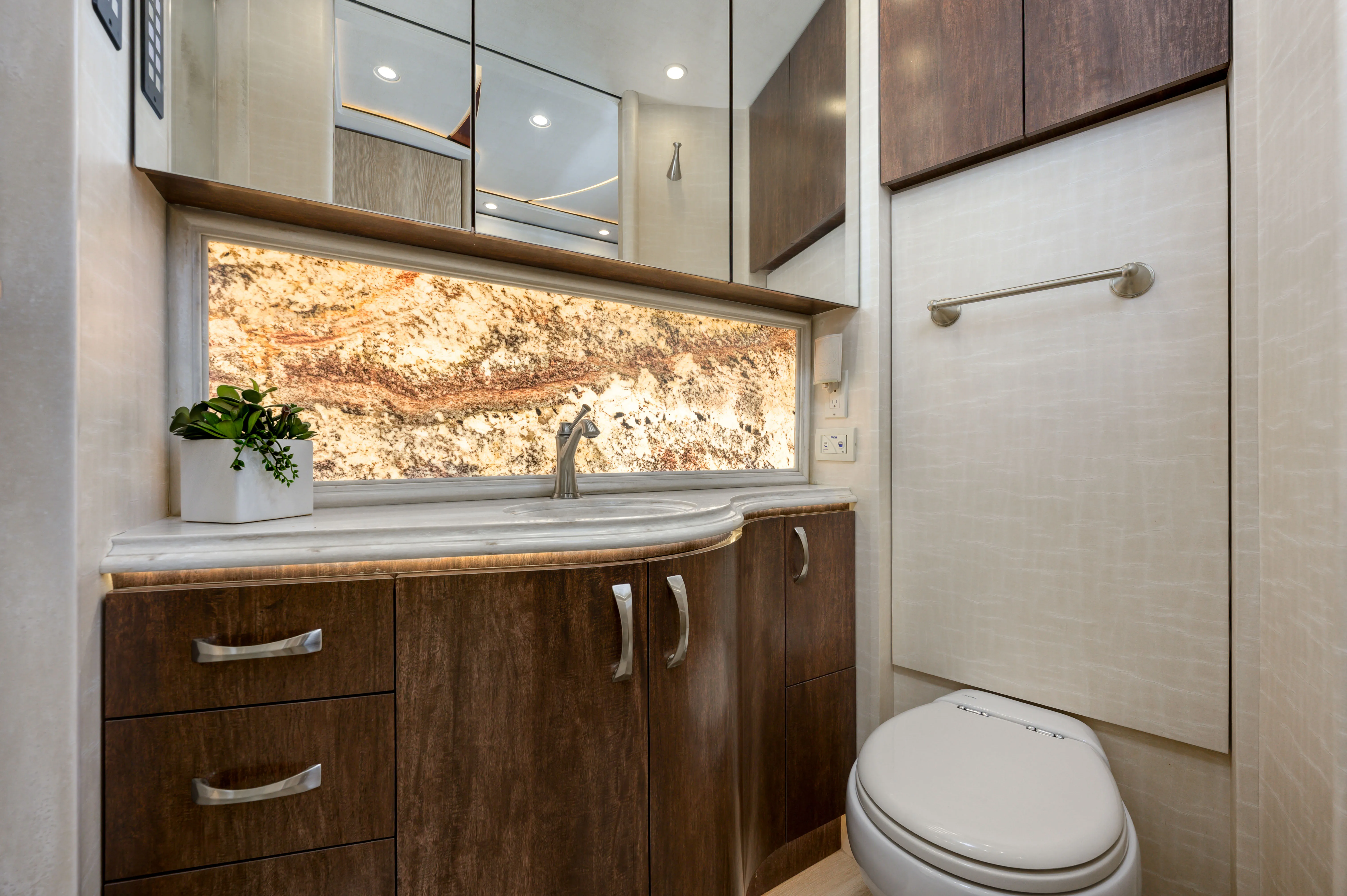Interior bedroom of Marathon Coach 1334