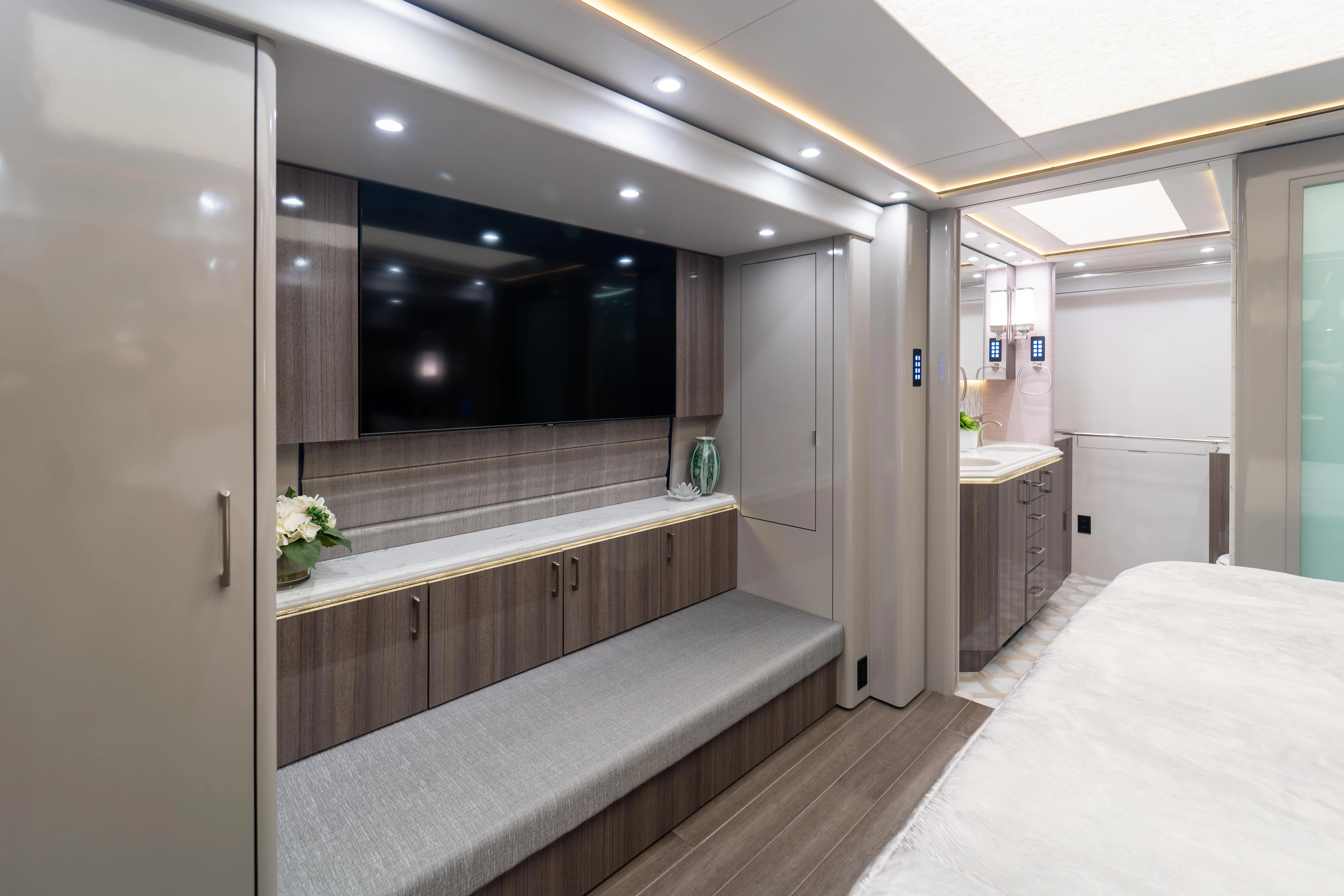 Interior shower with temperature-sensing valve in Marathon Coach 1341