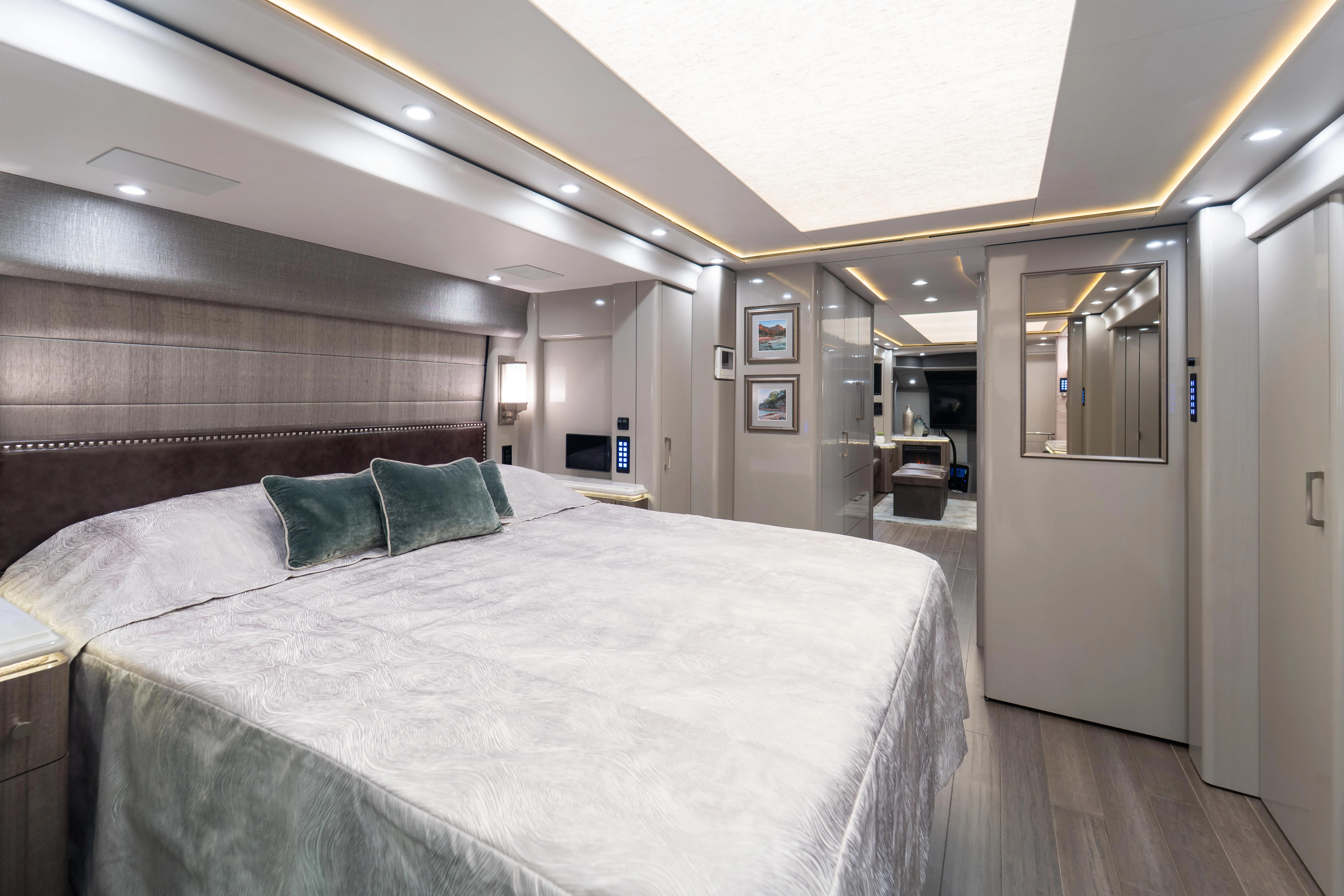 Interior bedroom of Marathon Coach 1341