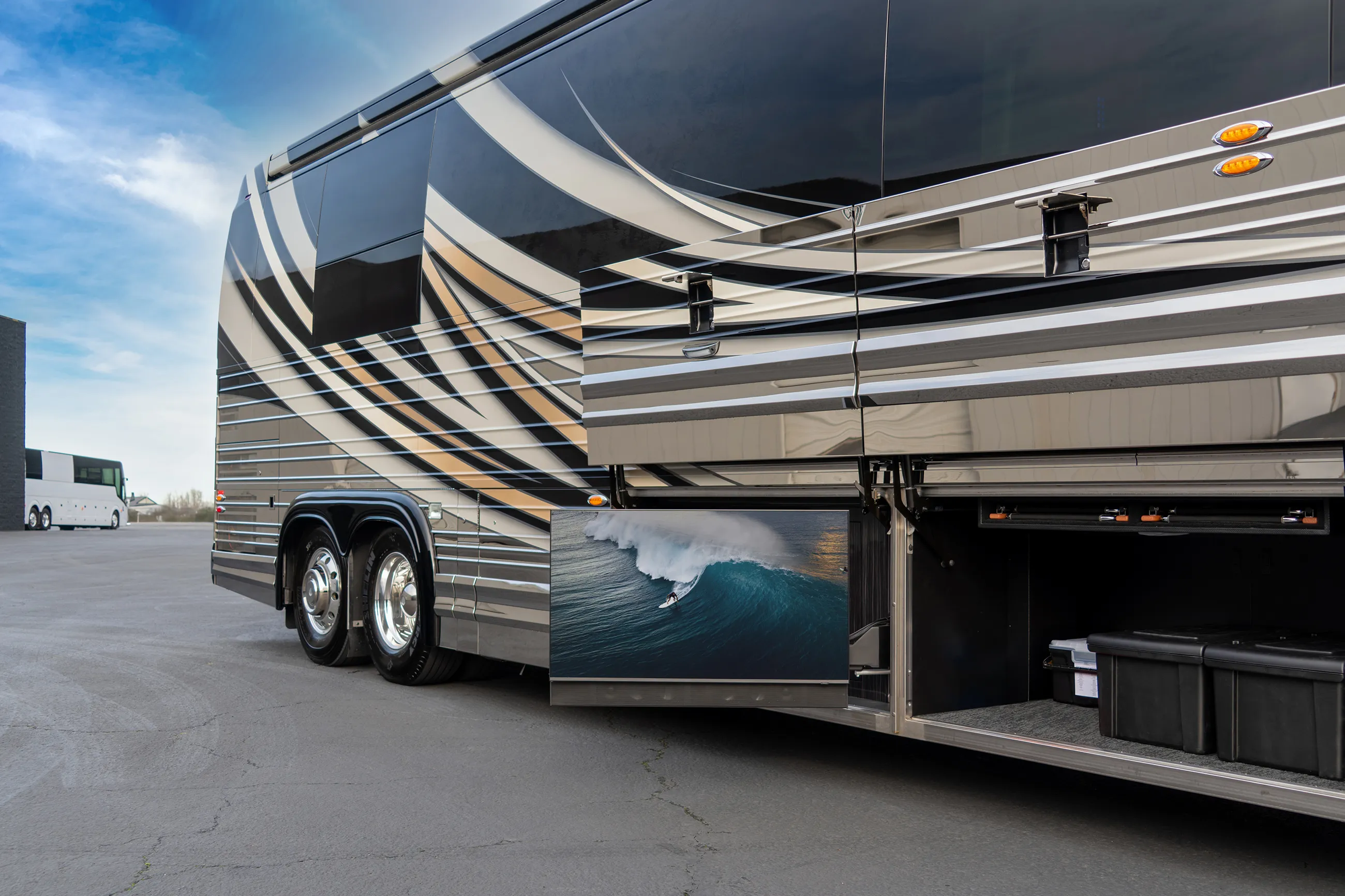 Marathon Coach #1417 | Luxury Motorcoach for Sale