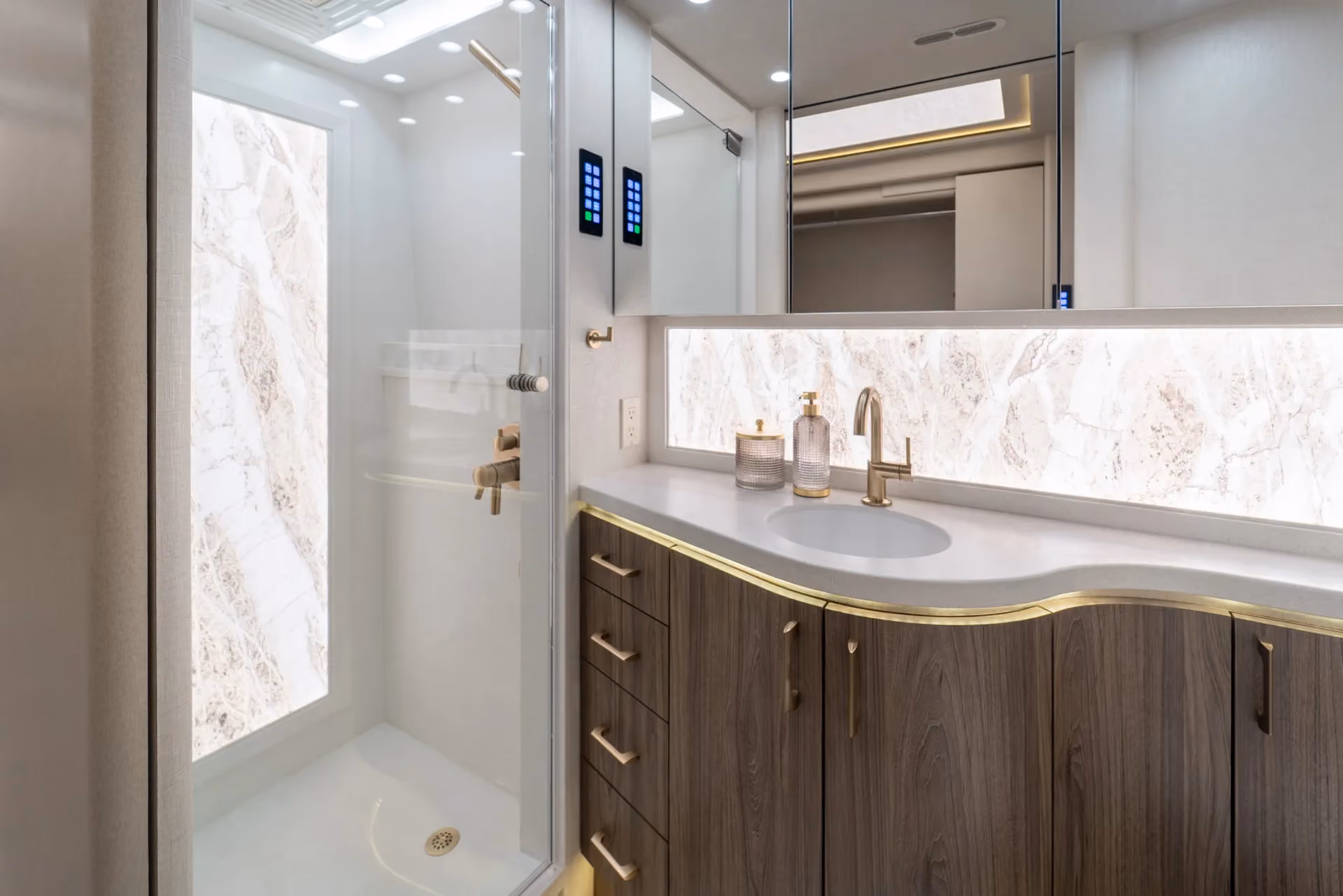 Marathon Coach #1381 | Luxury Motorcoach for Sale
