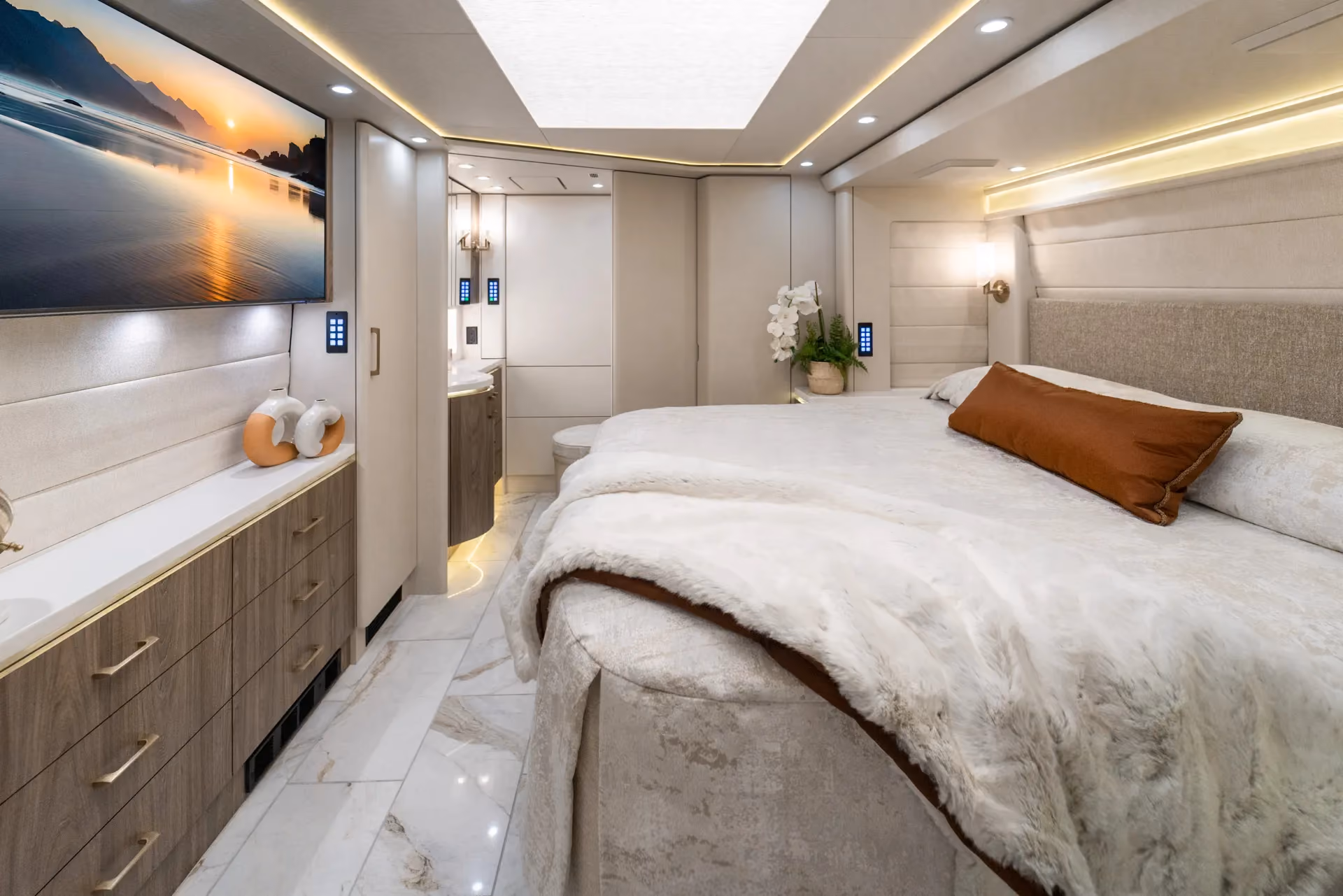 Marathon Coach #1381 | Luxury Motorcoach for Sale