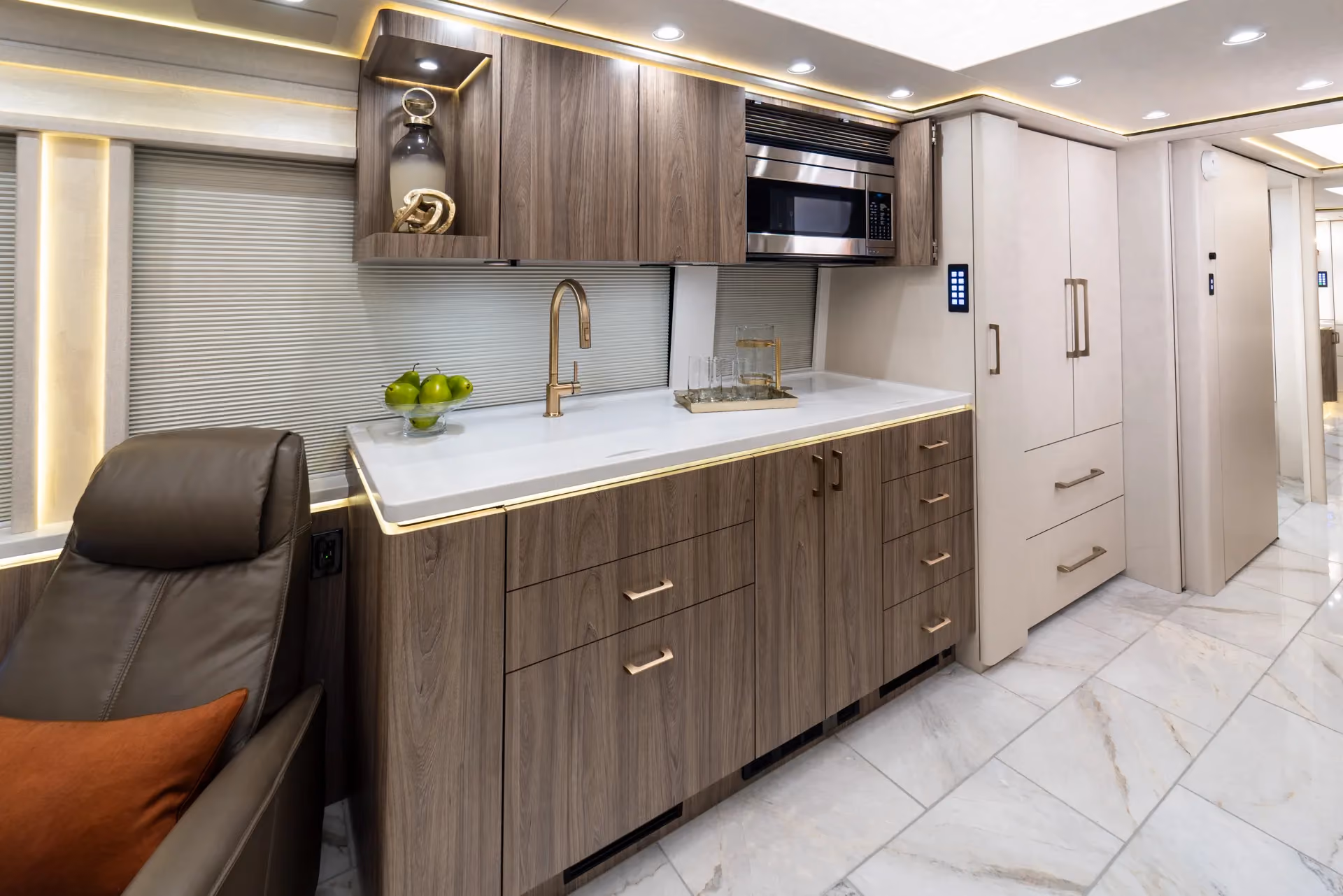 Marathon Coach #1381 | Luxury Motorcoach for Sale