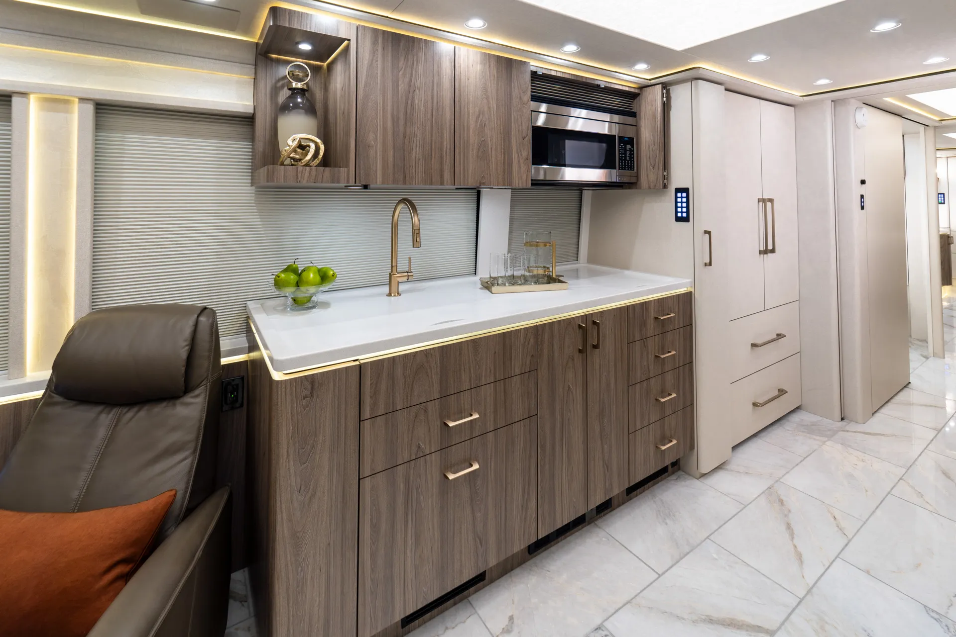 Marathon Coach #1381 | Luxury Motorcoach for Sale