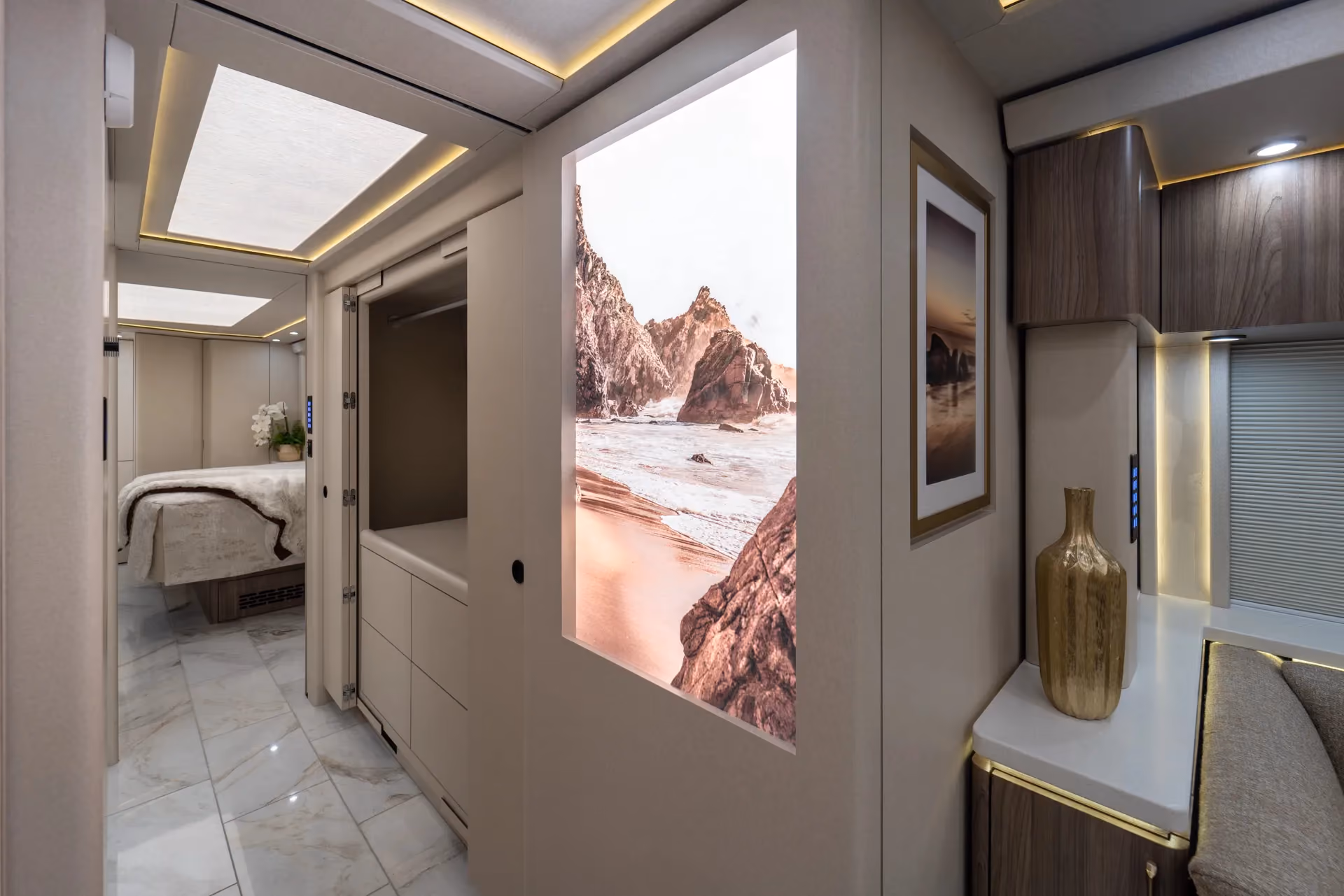 Marathon Coach #1381 | Luxury Motorcoach for Sale