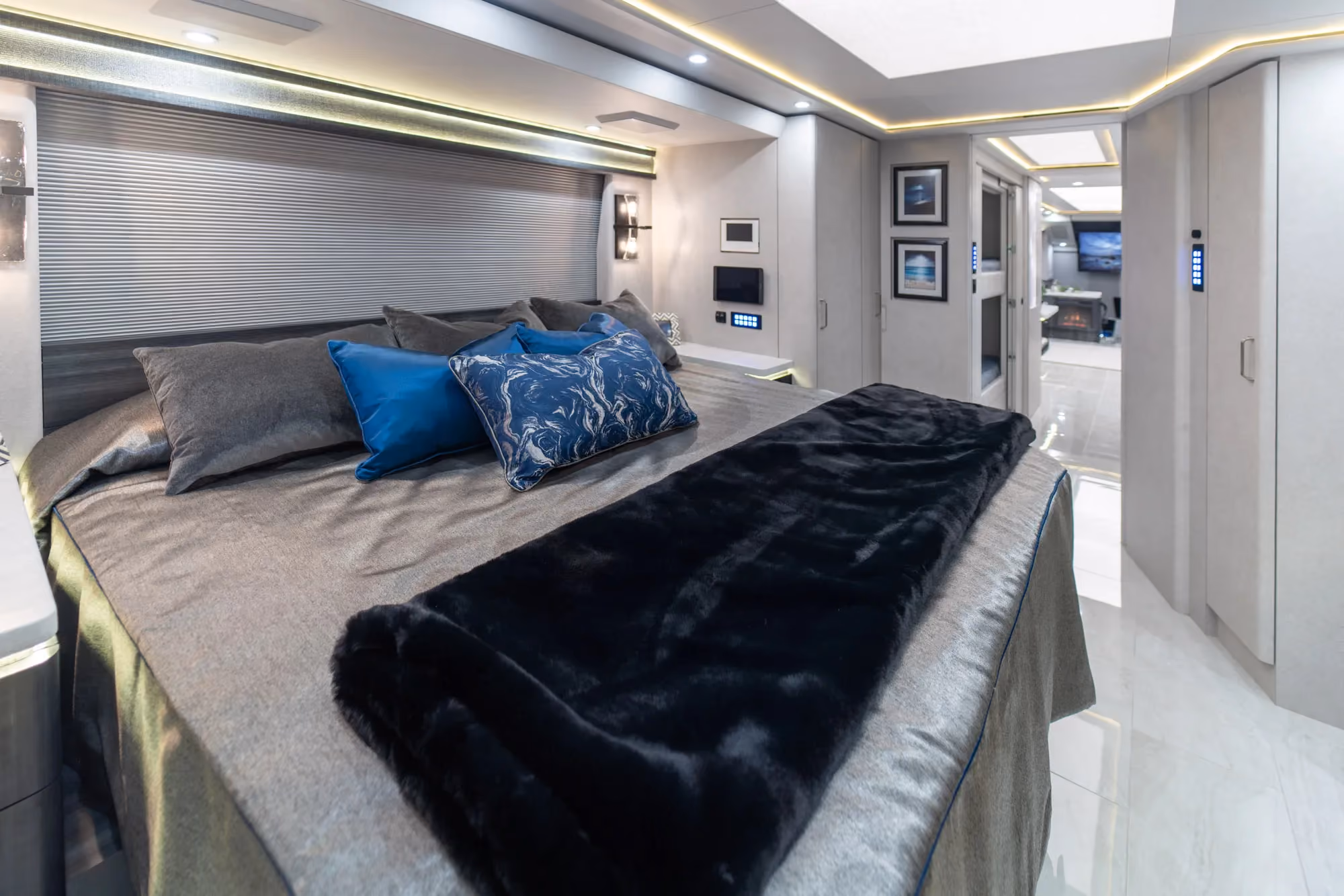 Marathon Coach #1384 | Luxury Motorcoach for Sale