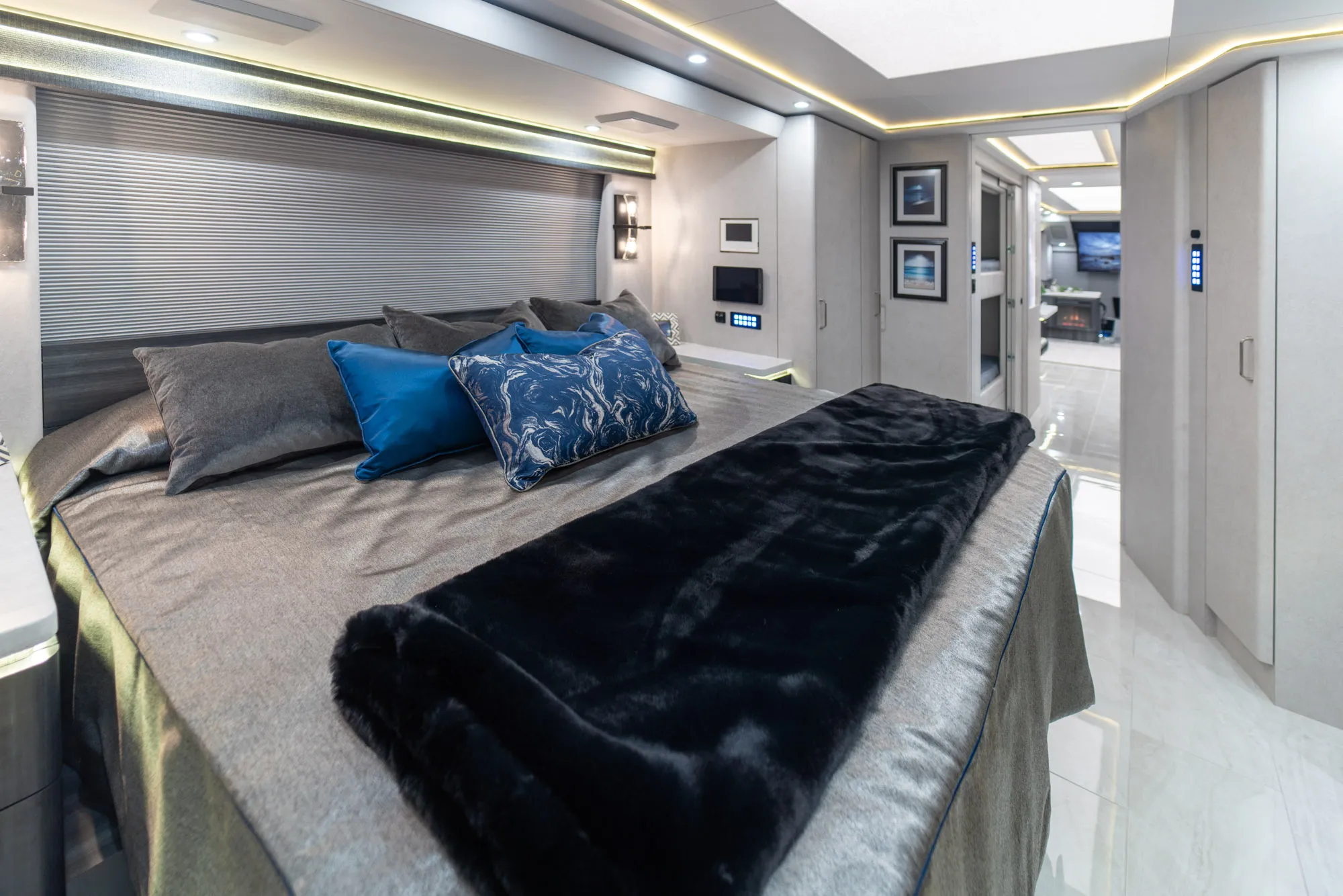 Marathon Coach #1384 | Luxury Motorcoach for Sale