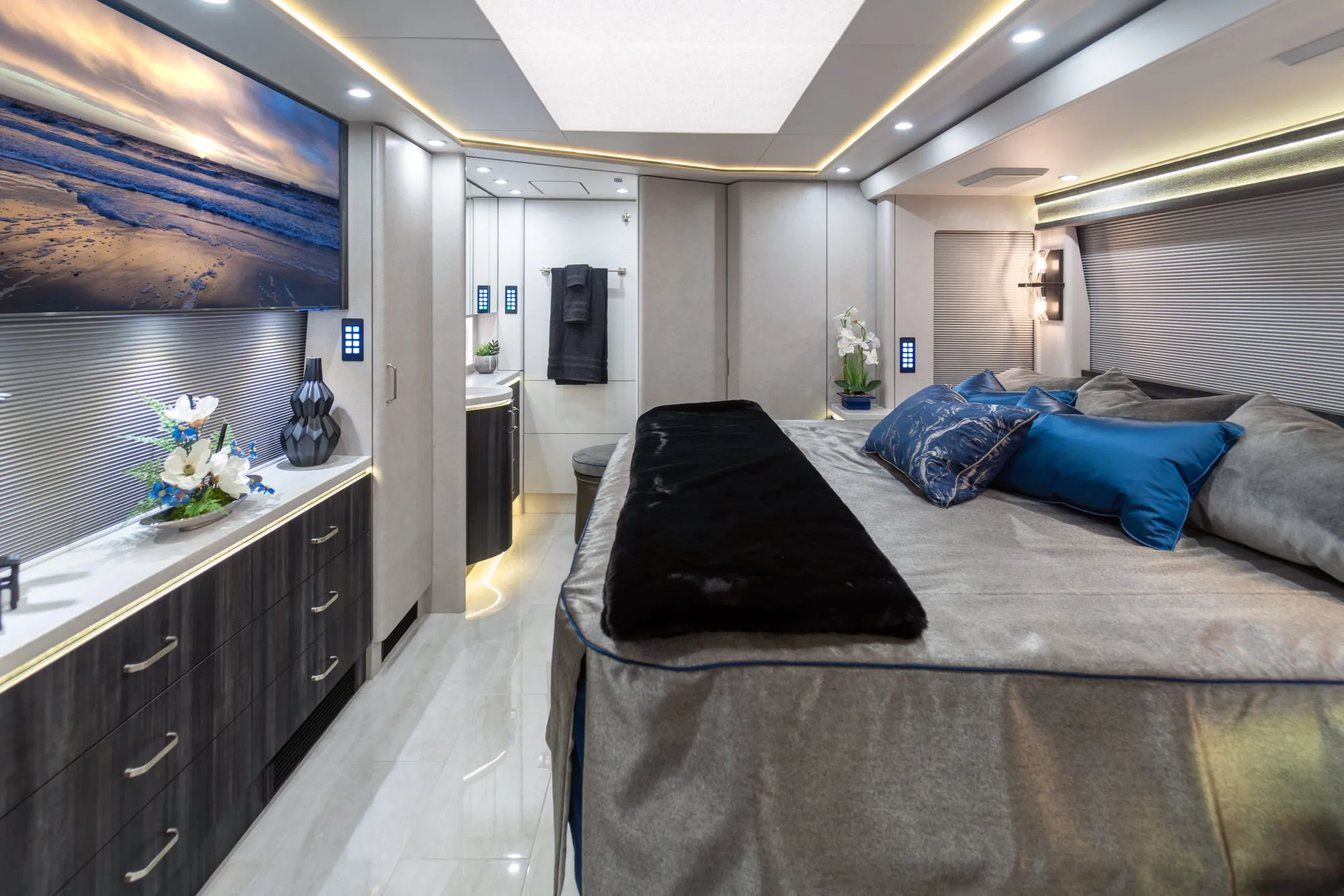 Marathon Coach #1384 | Luxury Motorcoach for Sale