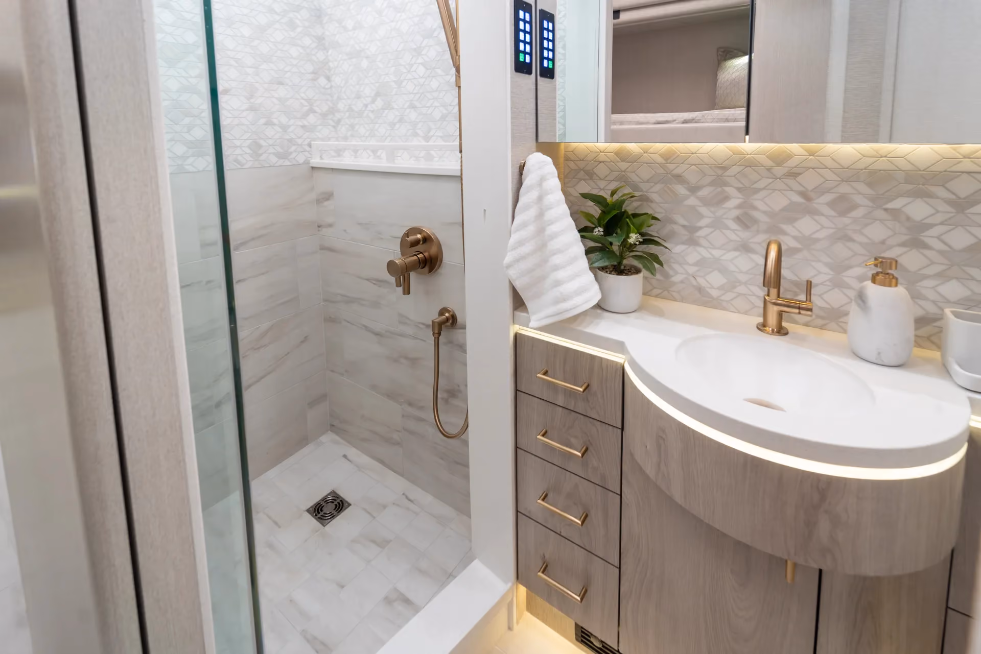Marathon Coach #1390 | Luxury Motorcoach for Sale