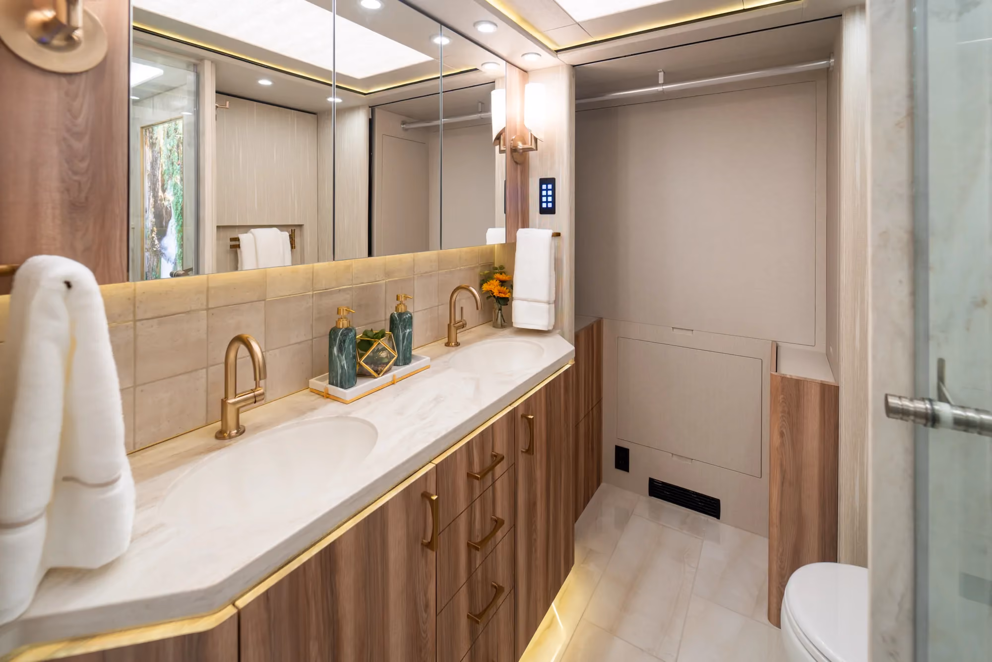 Marathon Coach #1393 | Luxury Motorcoach for Sale