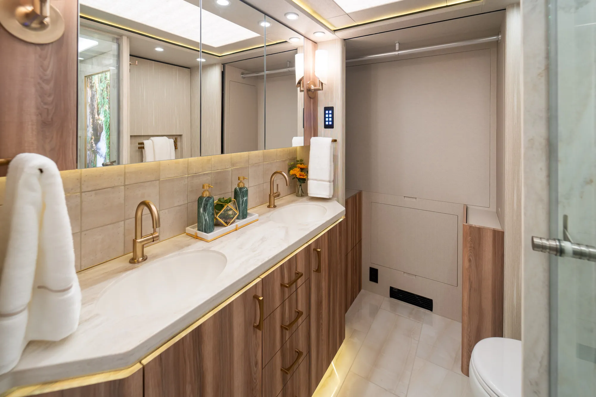 Marathon Coach #1393 | Luxury Motorcoach for Sale