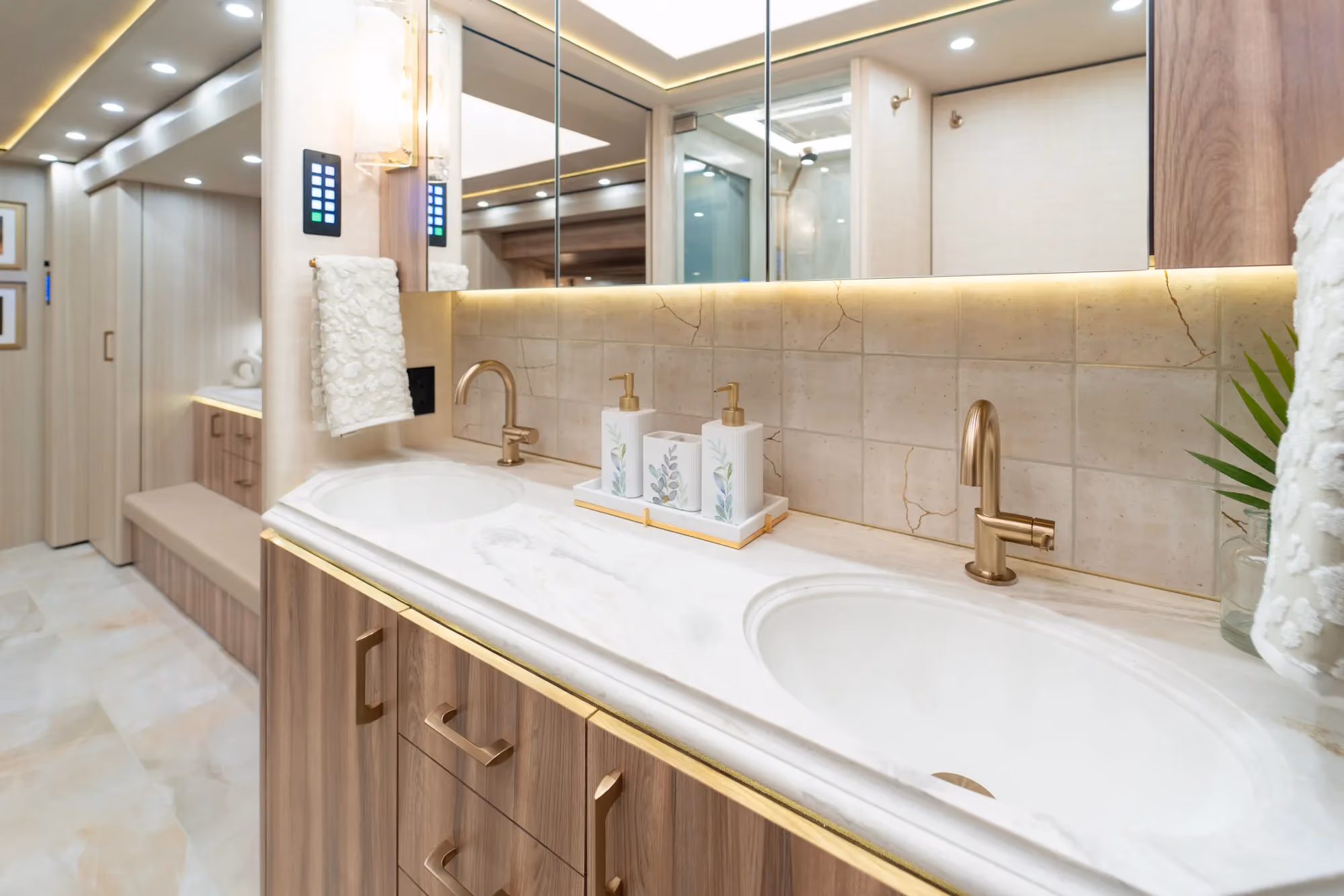 Marathon Coach #1395 | Luxury Motorcoach for Sale