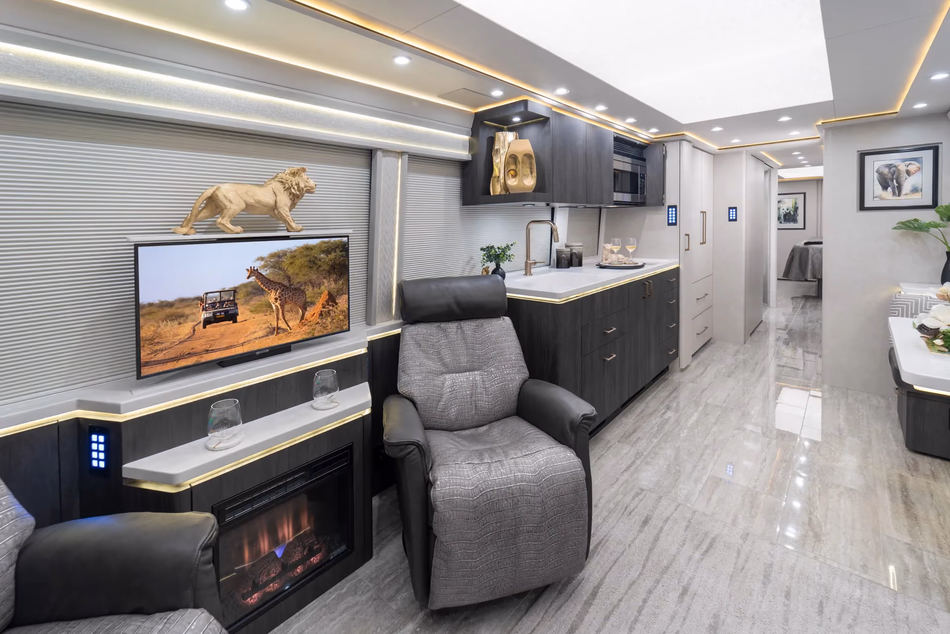 Marathon Coach #1382 | Luxury Motorcoach for Sale