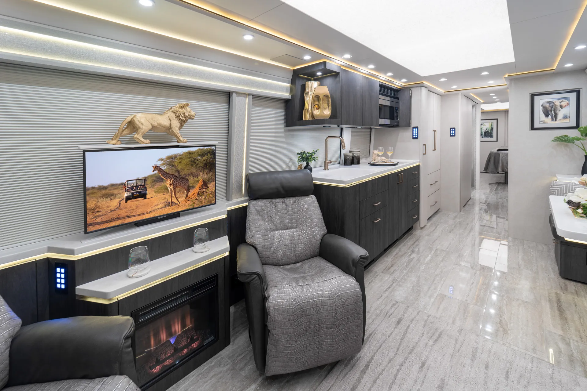 Marathon Coach #1382 | Luxury Motorcoach for Sale