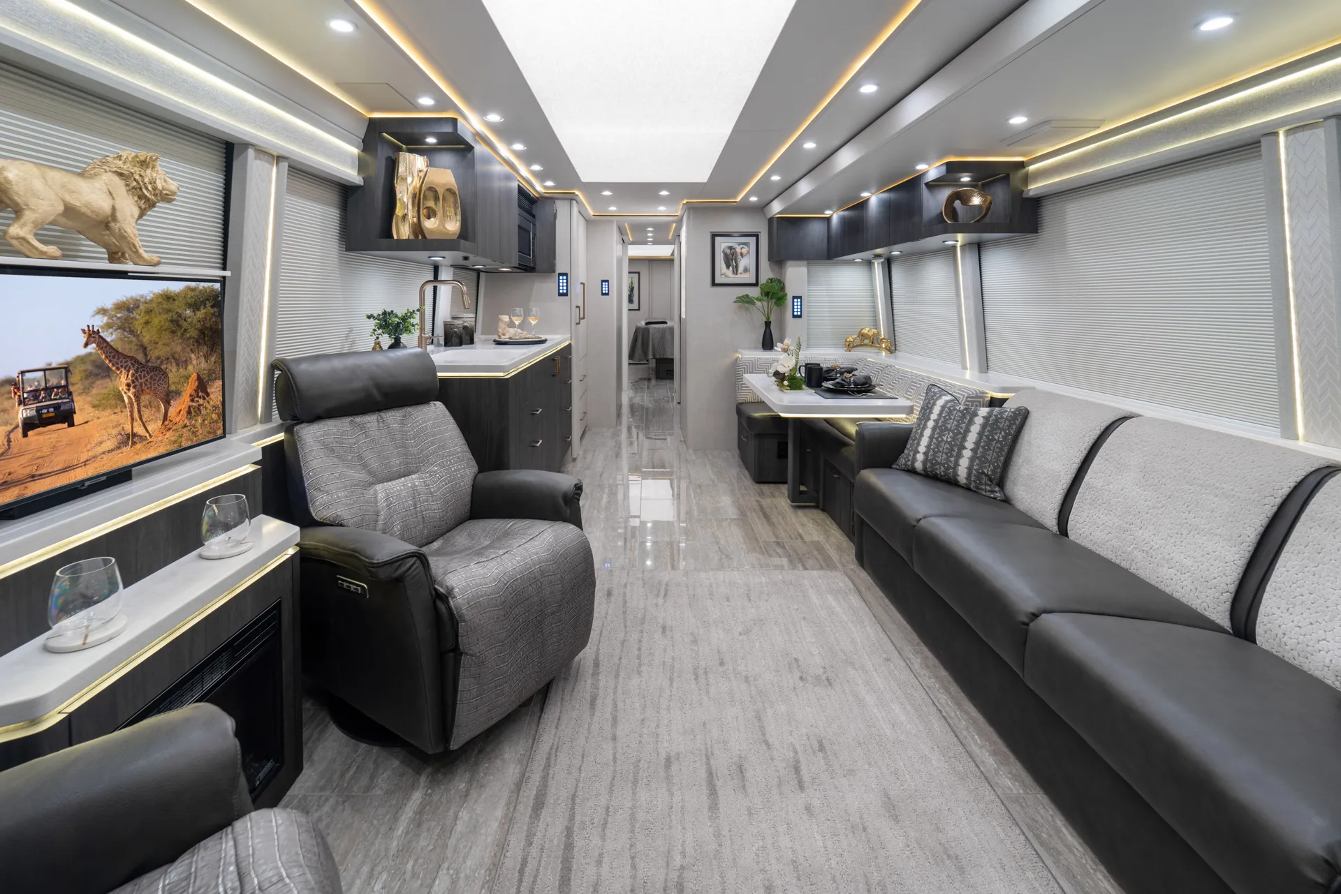 Marathon Coach #1382 | Luxury Motorcoach for Sale