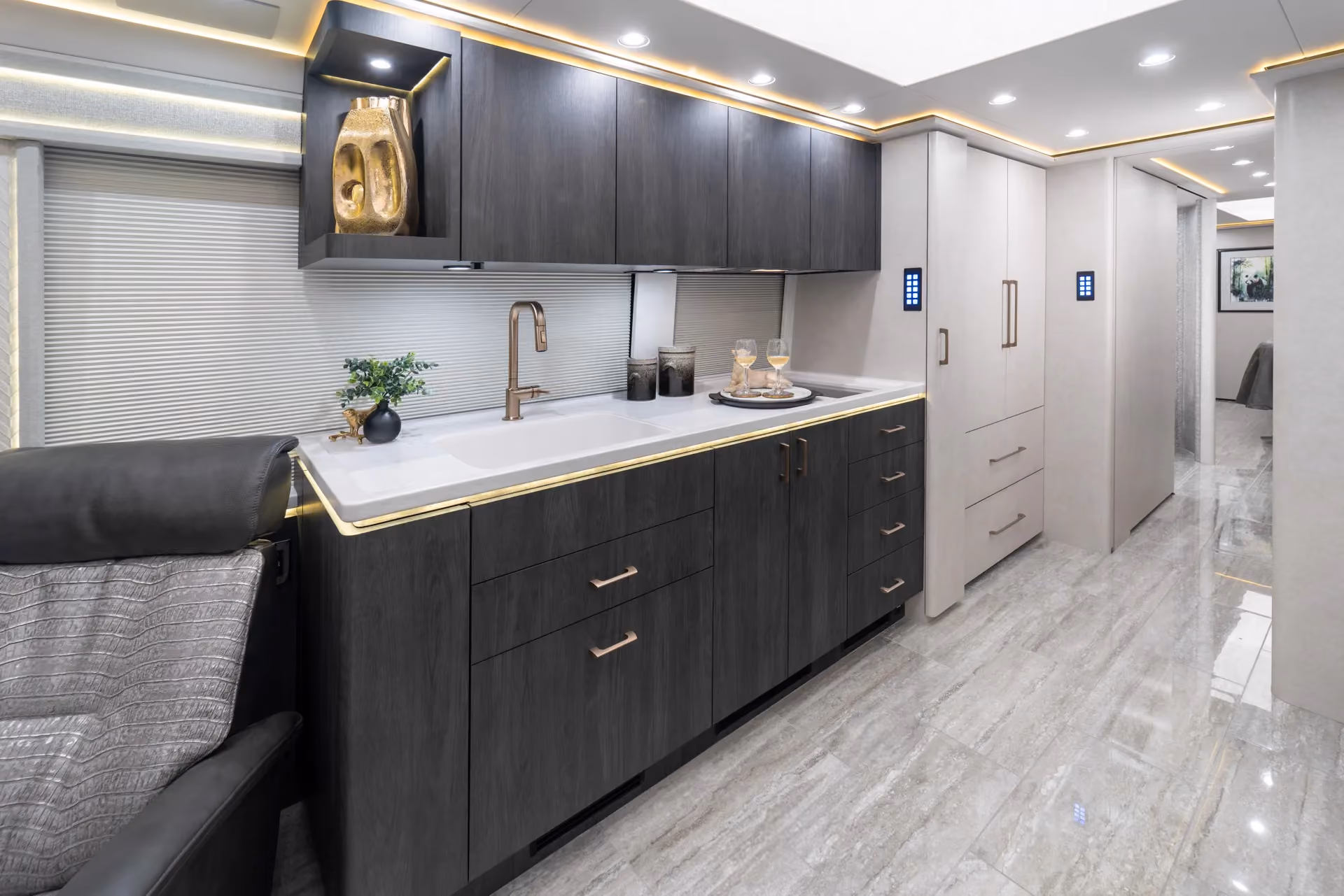 Marathon Coach #1382 | Luxury Motorcoach for Sale