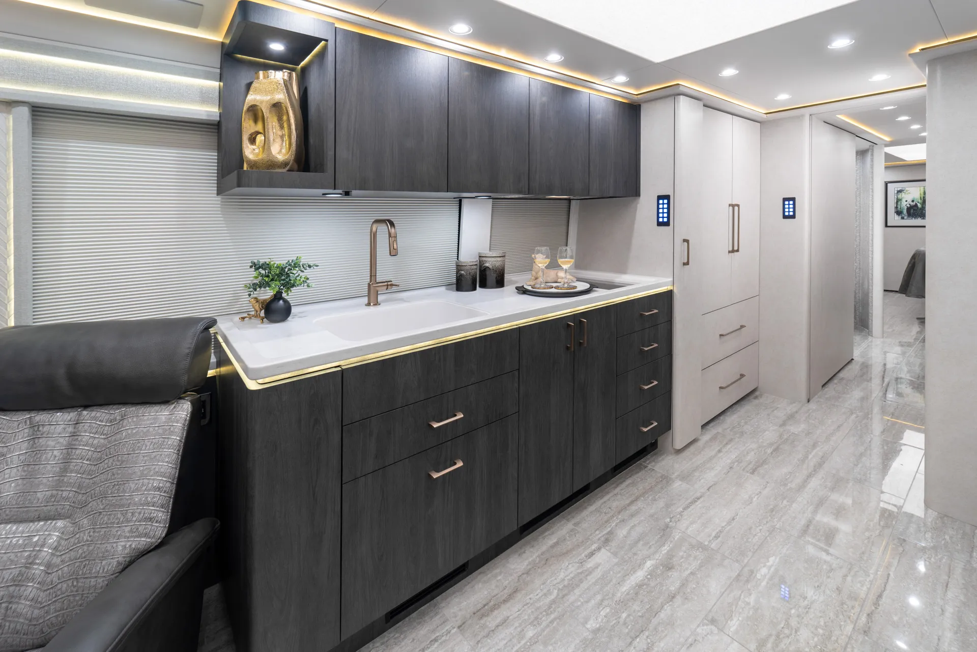 Marathon Coach #1382 | Luxury Motorcoach for Sale