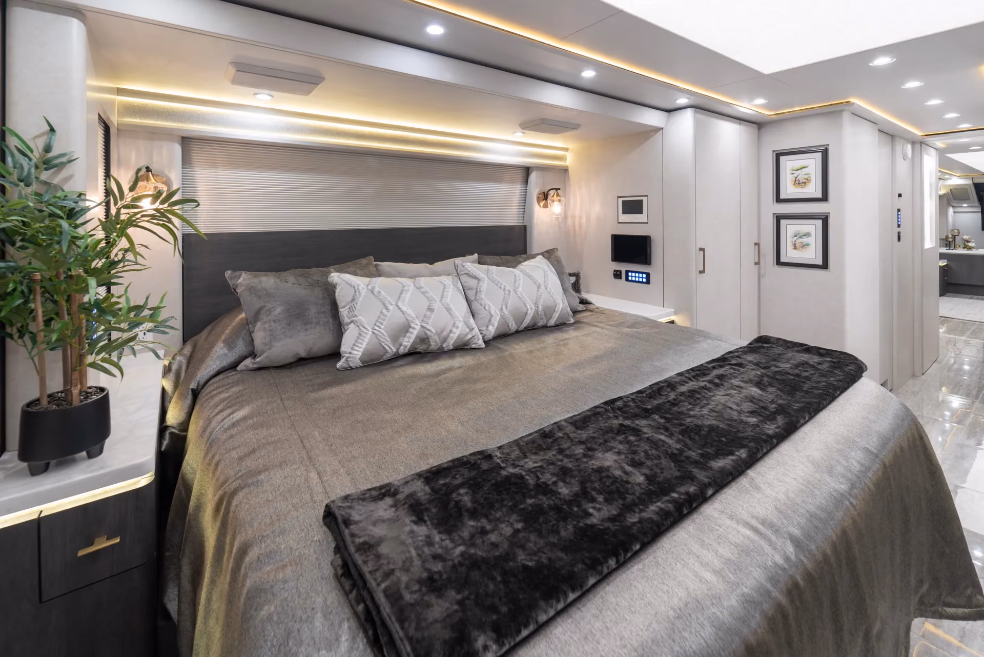 Marathon Coach #1382 | Luxury Motorcoach for Sale