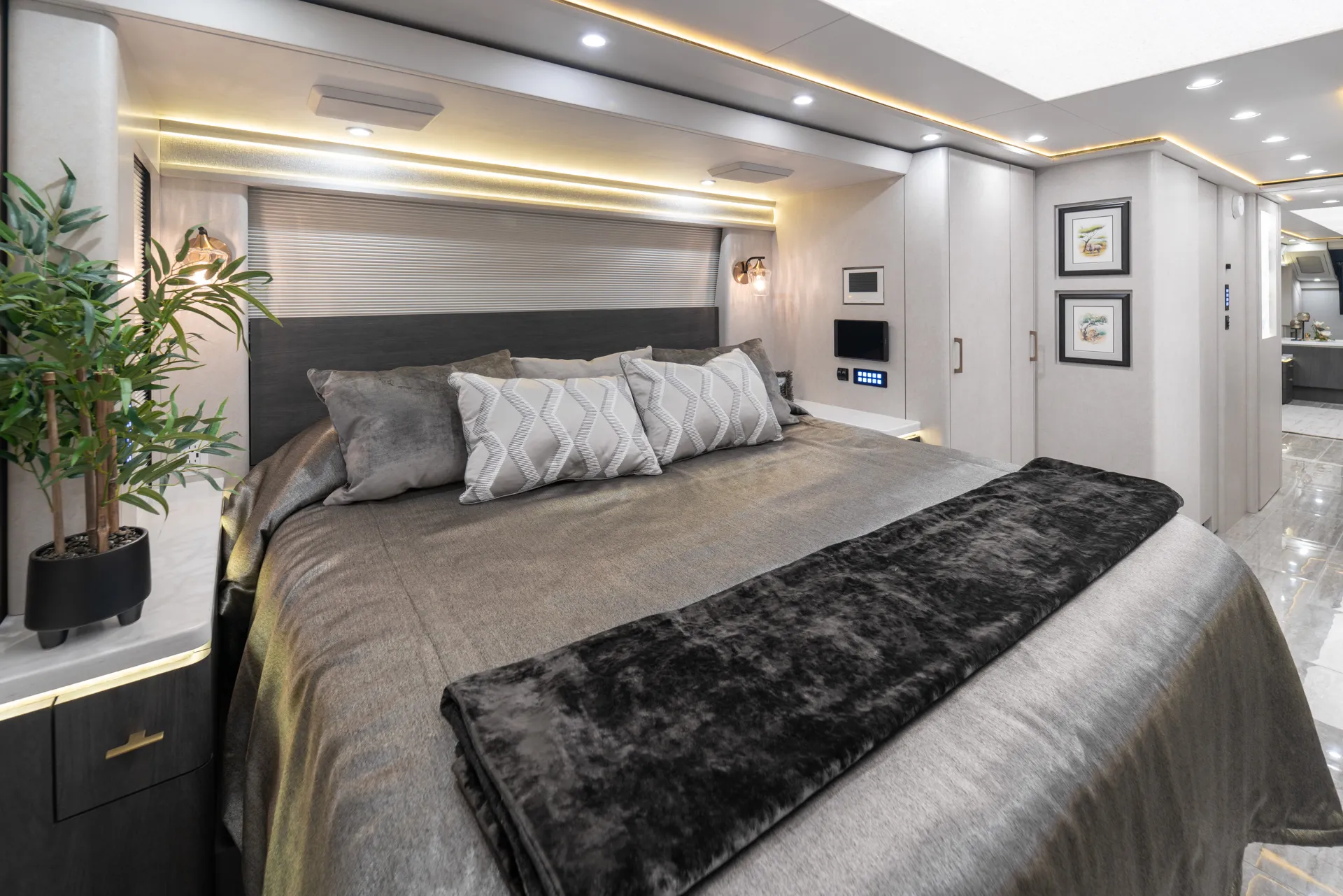 Marathon Coach #1382 | Luxury Motorcoach for Sale