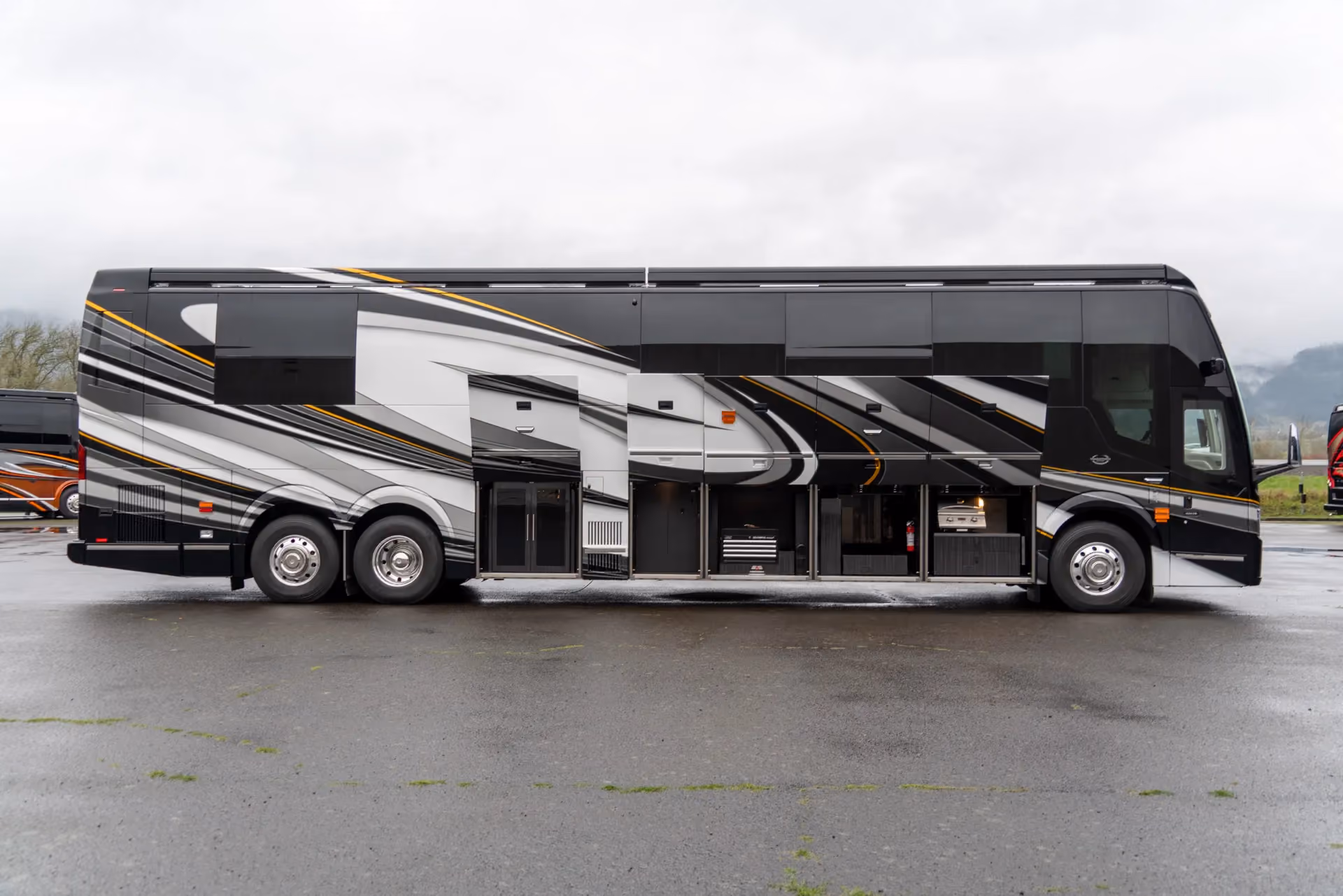 Marathon Coach #1382 | Luxury Motorcoach for Sale