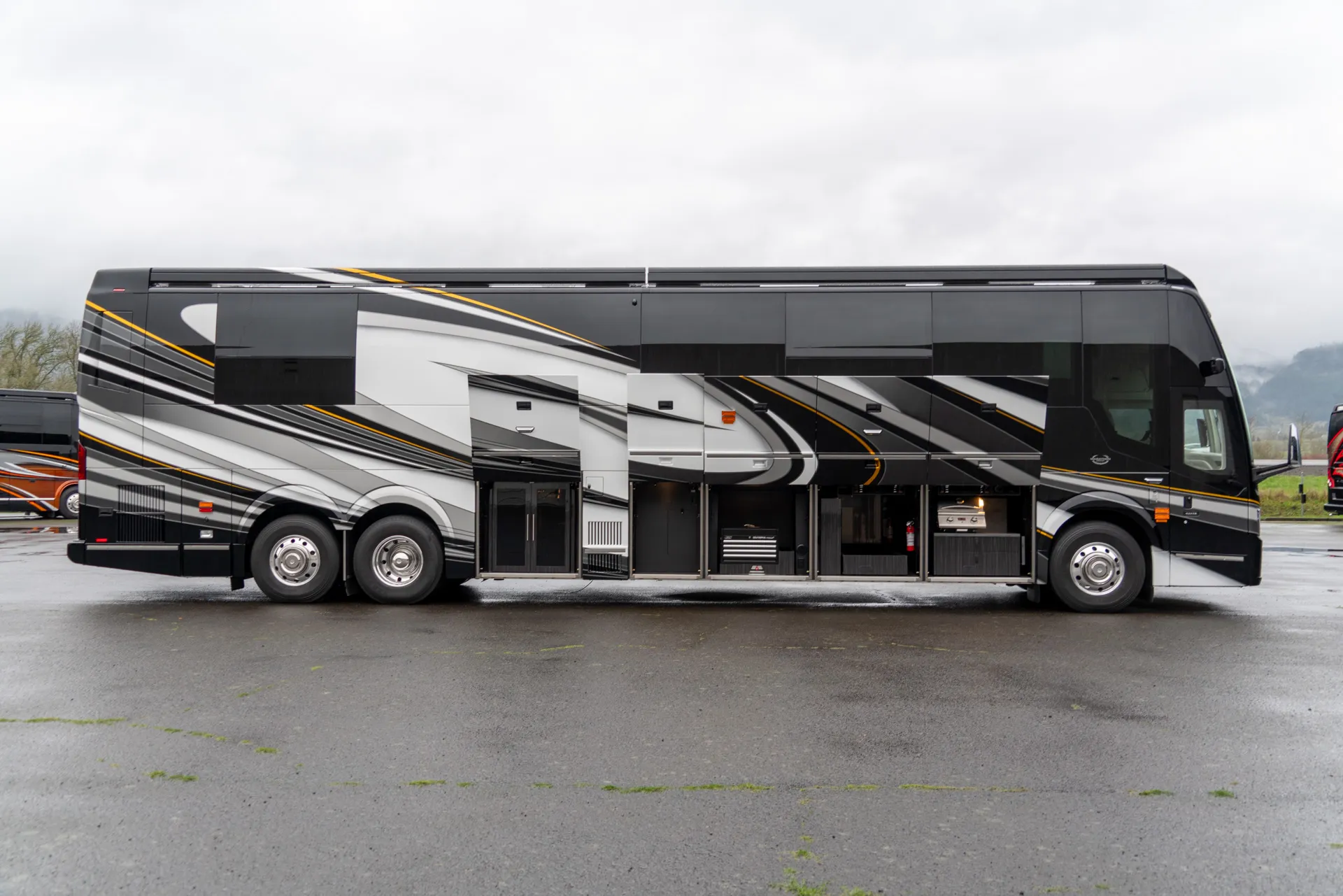 Marathon Coach #1382 | Luxury Motorcoach for Sale