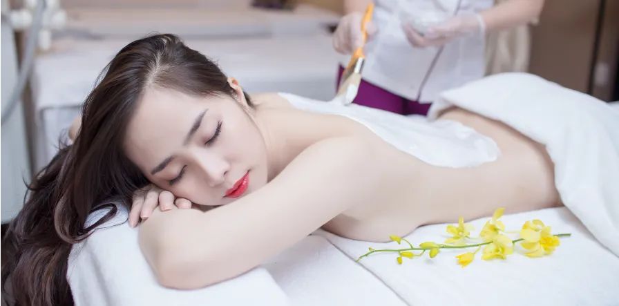 Mức giá tắm trắng dao động theo công nghệ, tinh chất và tay nghề kỹ thuật viên, ảnh hưởng trực tiếp đến hiệu quả bật tone da.