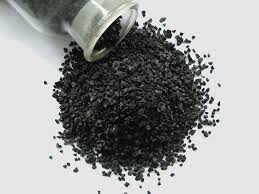 Than hoạt tính giúp làm sáng da tự nhiên bằng cách hút sạch bụi bẩn và độc tố tích tụ sâu trong lỗ chân lông.