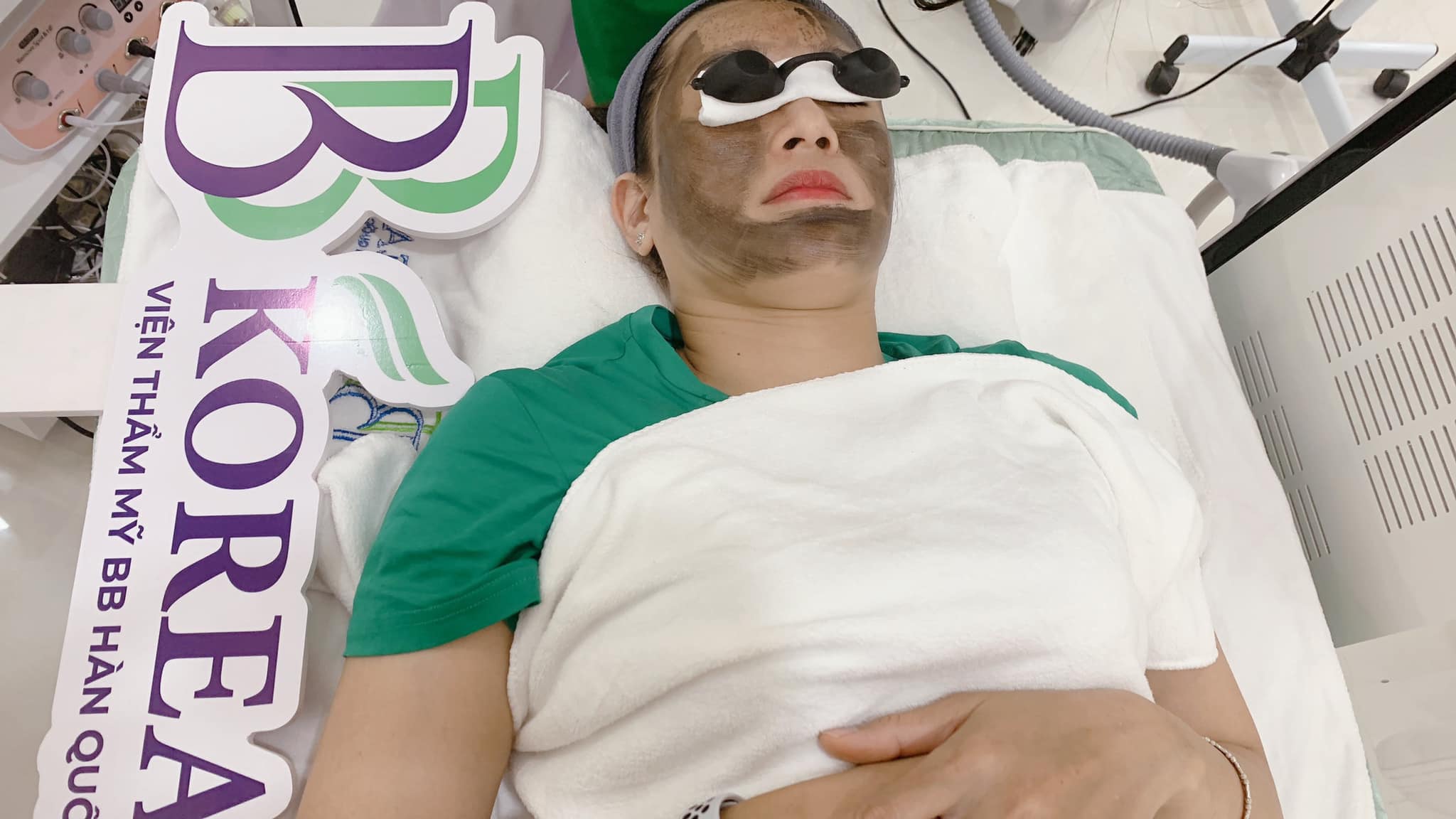 Thực hiện đúng quy trình 4 bước giúp than hoạt tính phát huy tối đa lực hút "nam châm" để thanh lọc làn da.