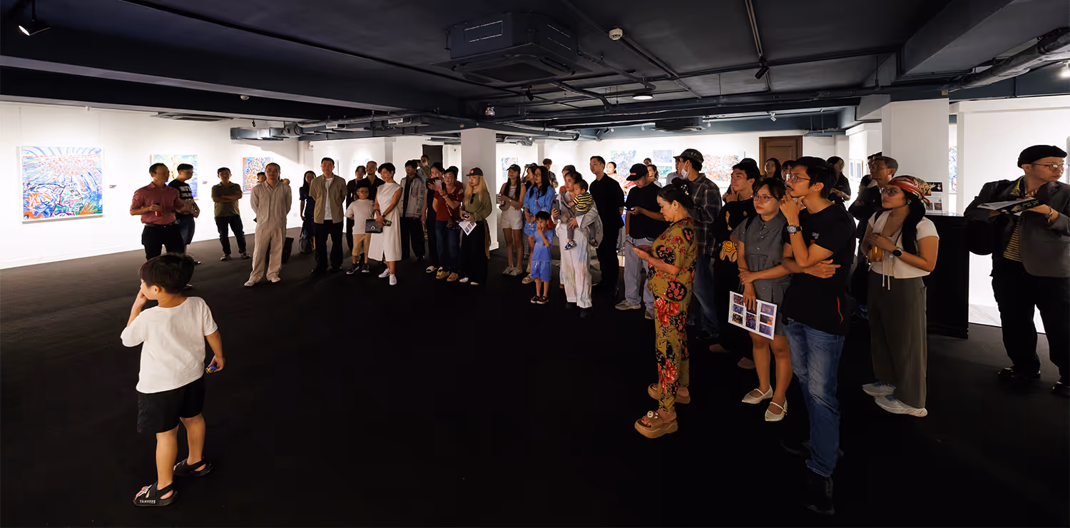 Không gian trưng bày chính của triển lãm – khách tham quan xem tác phẩm.