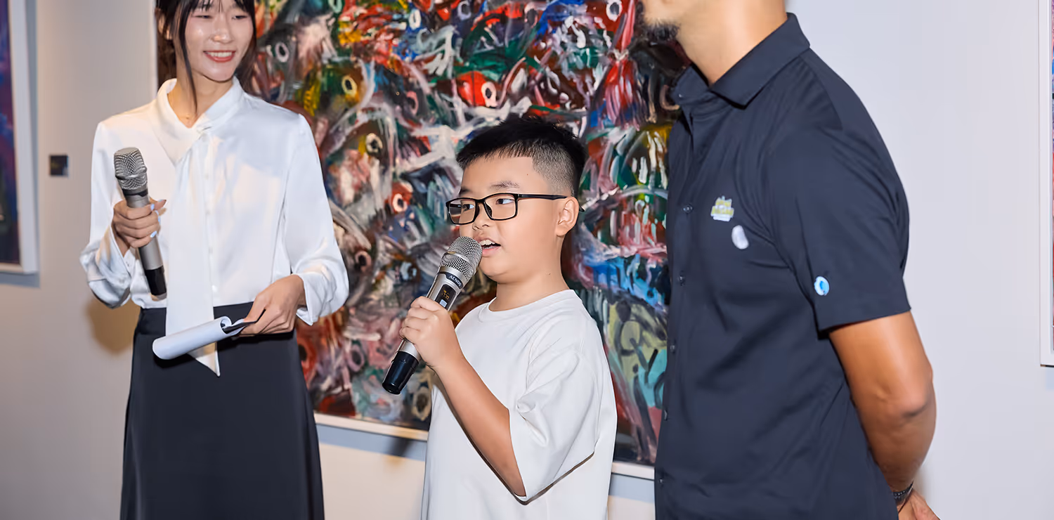 Chân dung hoạ sĩ nhí Nguyễn Minh Quân – trong buổi triển lãm