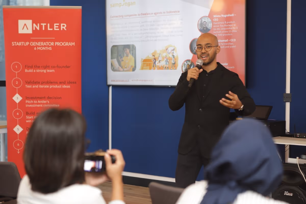 Photograph of Wisnu Nugrahadi, CEO of Sampingan speaking to a group at the Antler Startup generation program held in Singapore