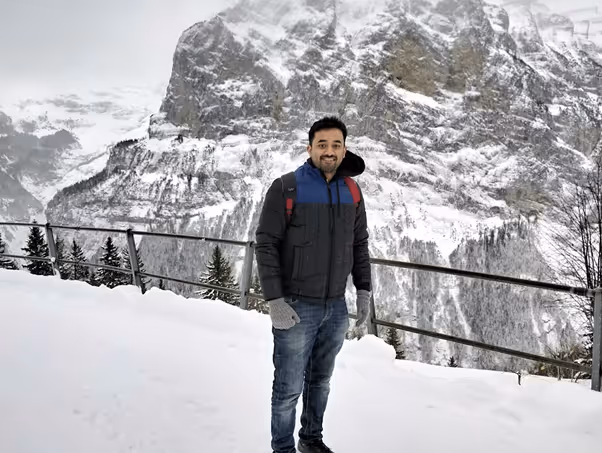 Image of Rajith CEO of Voloplay enjoying the snowy mountain life