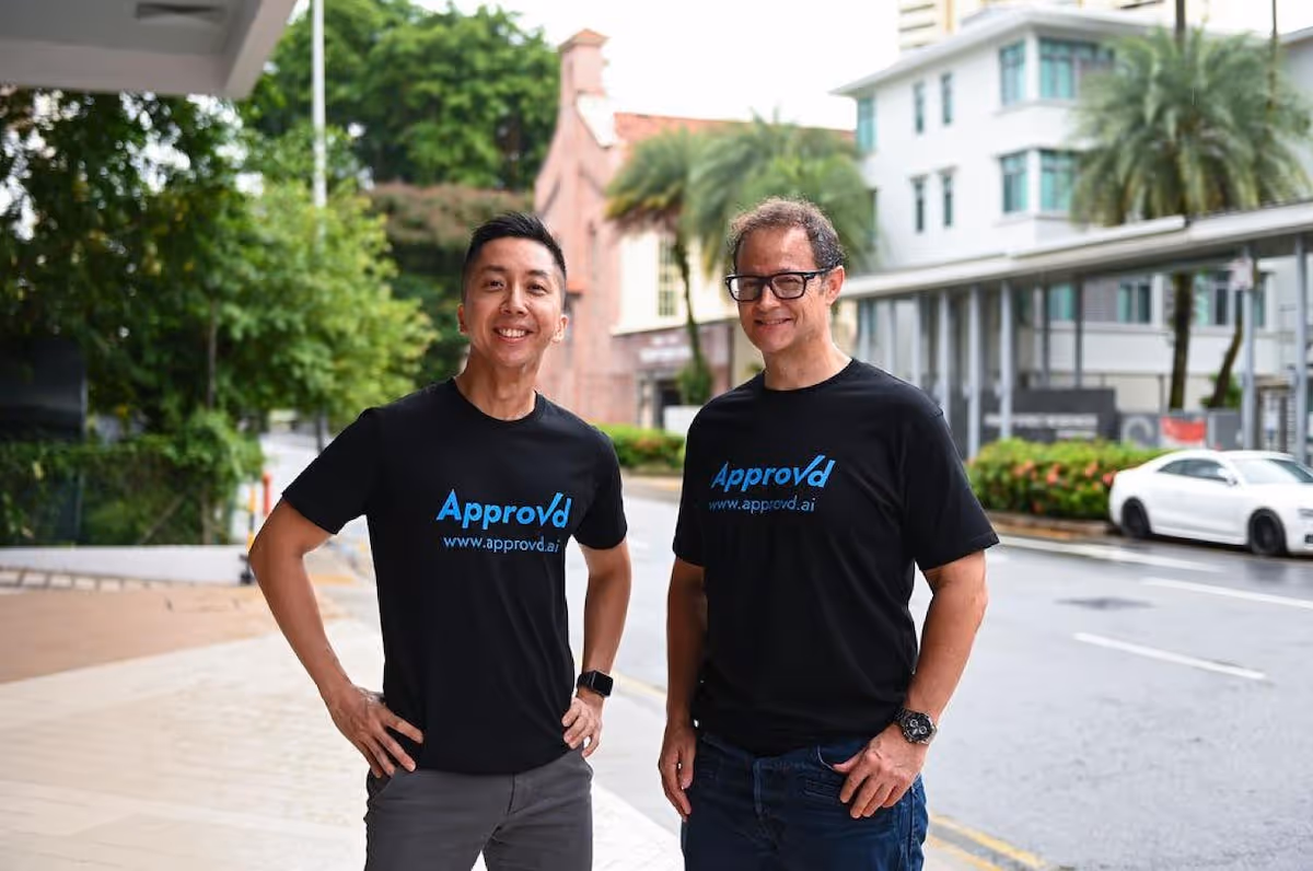 Photo of Approvd CEO James Teo and COO Adam Hobson wearing black Approvd t shirts outside 