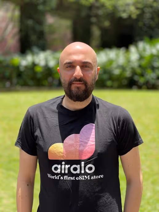 Bahadir Ozdemir poses for photo wearing black airalo t shirt 