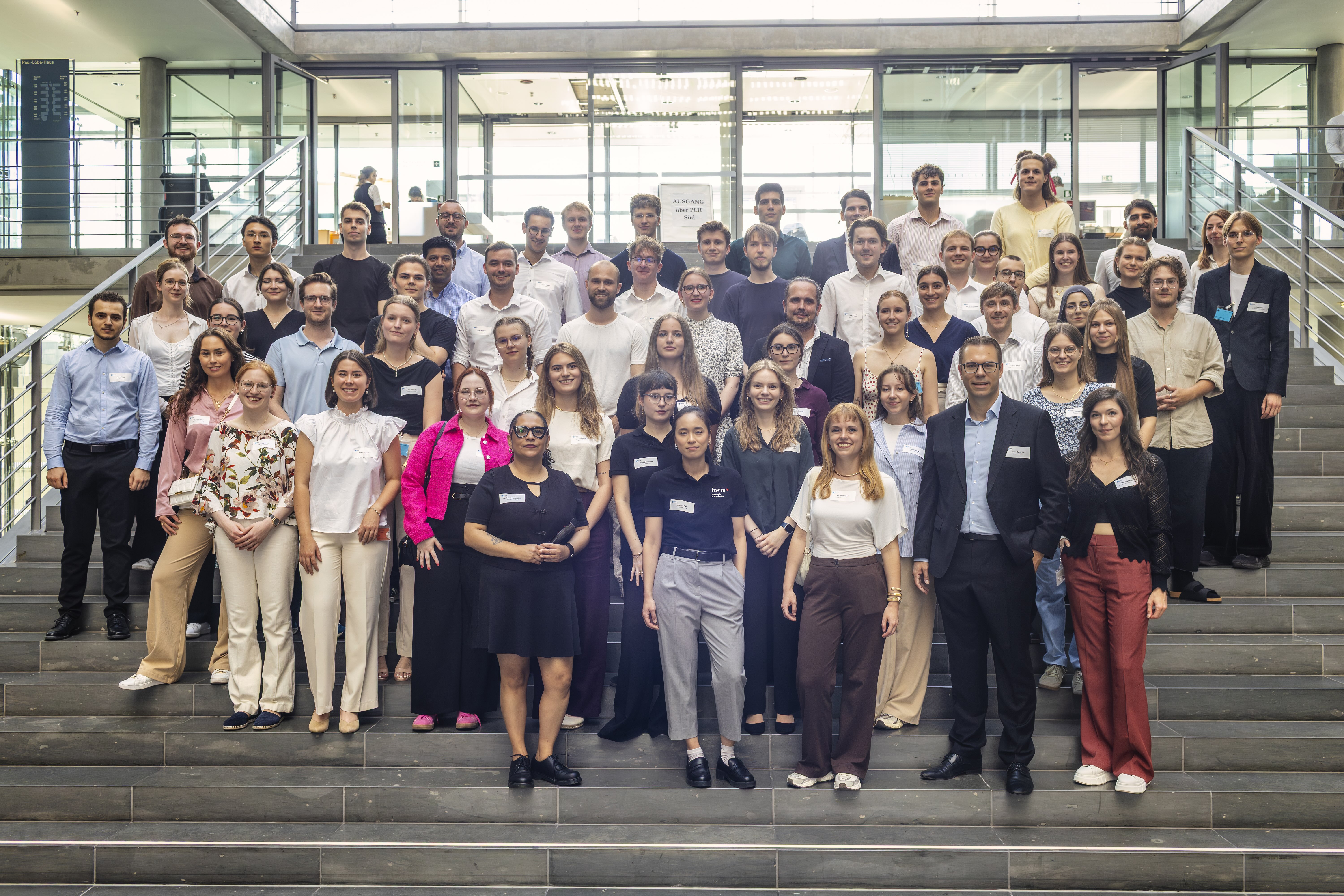 Group photo of the participating students at Poster im Bundestag