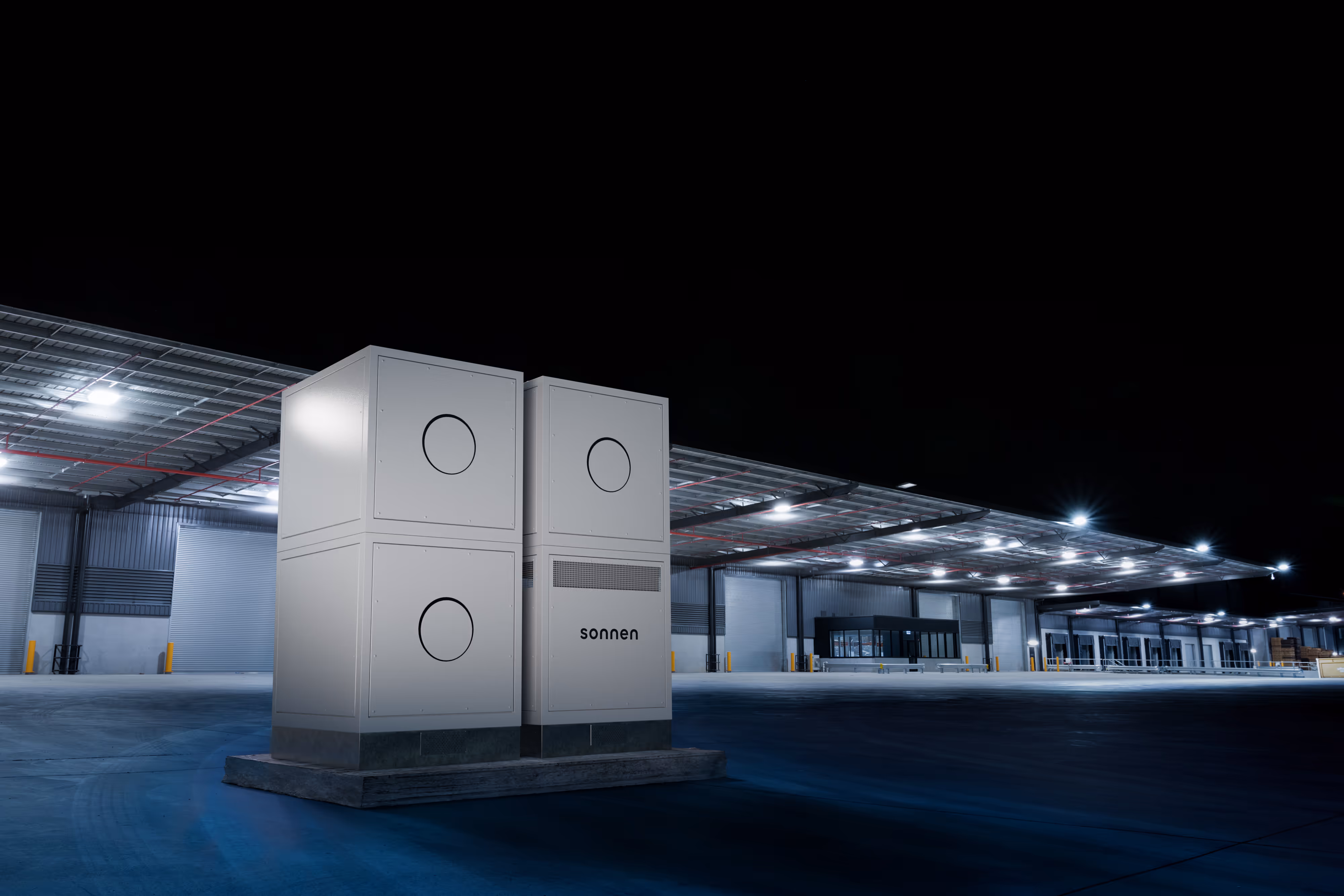 sonnenPro FlexStack bei nacht an einer halle