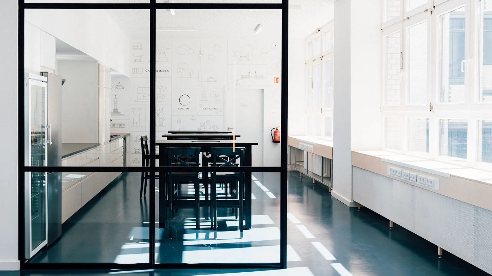Blick durch eine Glastrennwand in einen Besprechungsraum