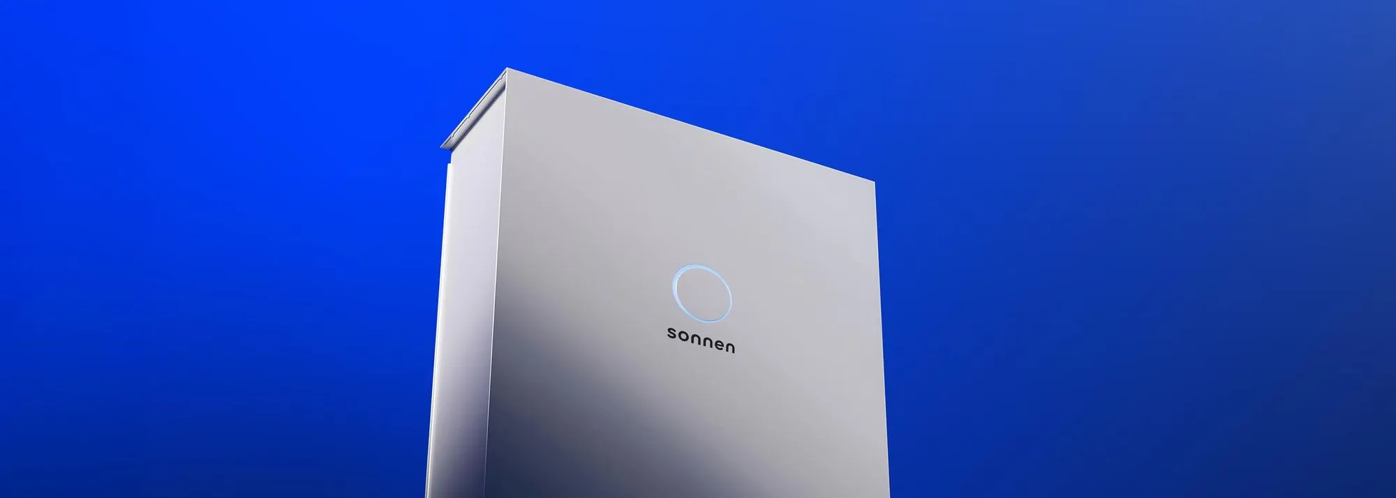 sonnenBatterie mit leuchtendem Logo vor blauem Hintergrund.