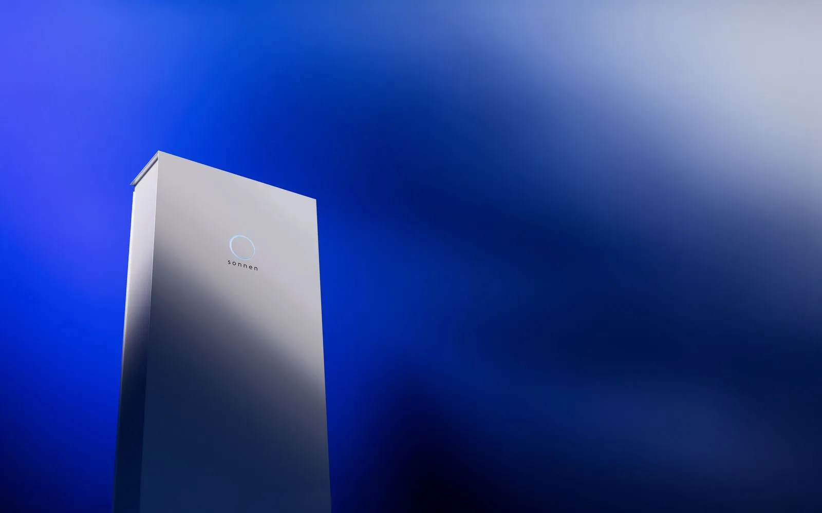 sonnenBatterie 10 mit leuchtendem Logo vor blauem Hintergrund.