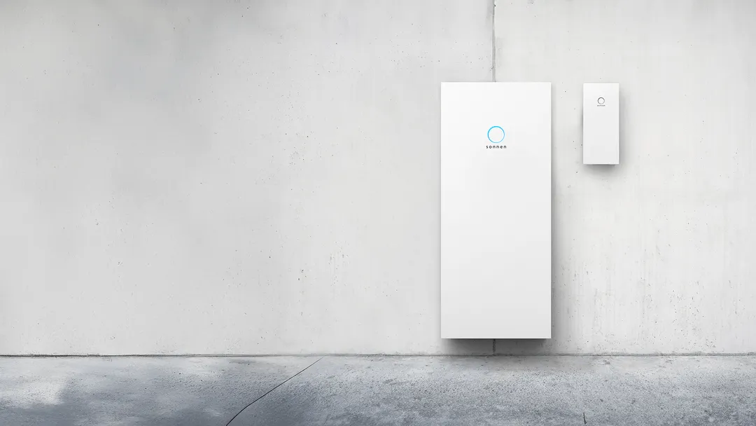 sonnenBatterie 10 und sonnenProtect 4000 montiert an einer hellgrauen Betonwand.