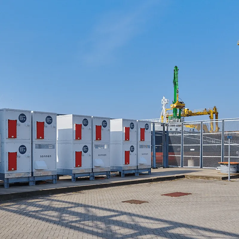 sonnen FlexStack Anlage auf einer Hafenanlage