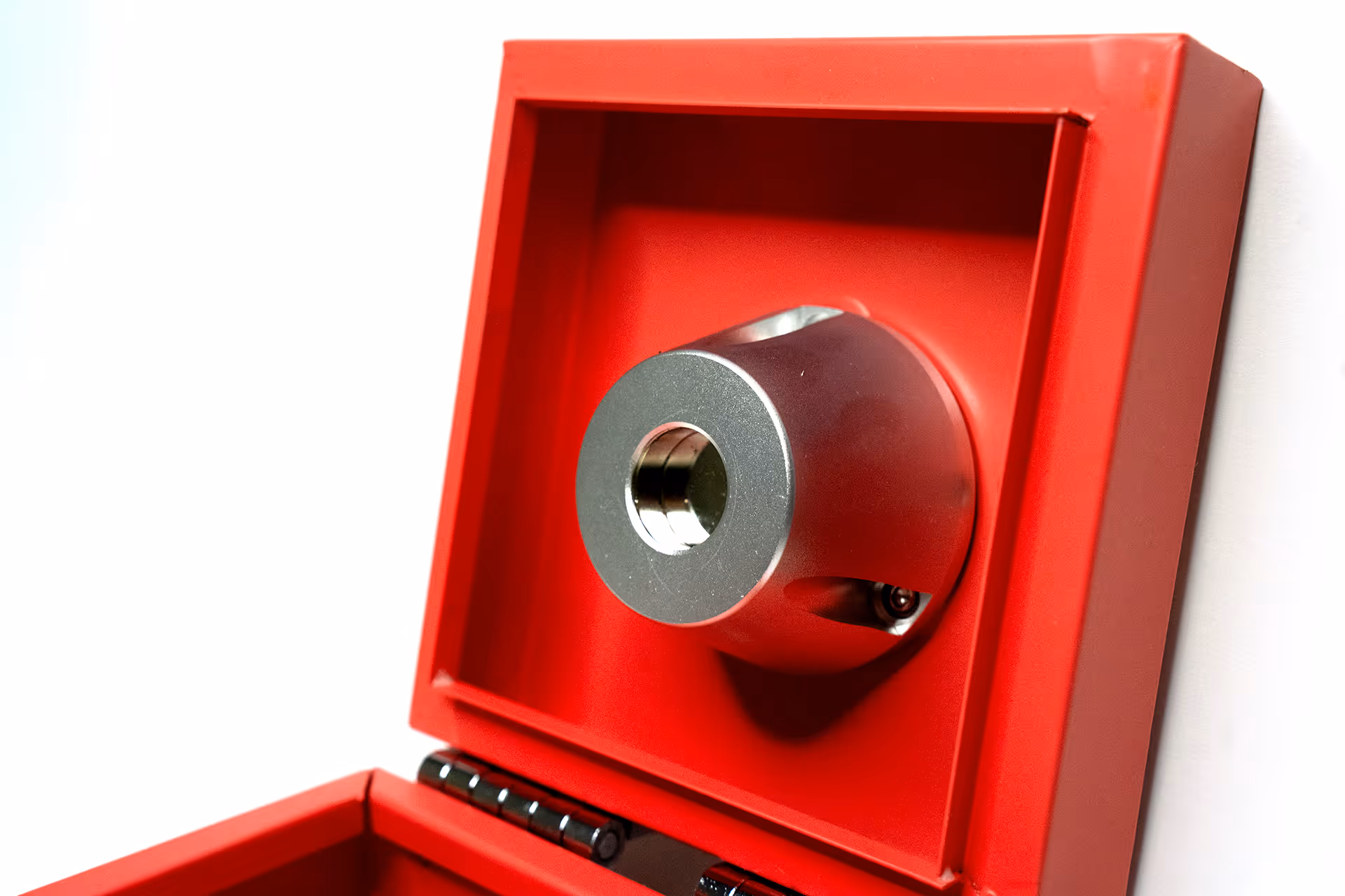 Image détaillée du système métallique de verrouillage circulaire situé à l’intérieur de la boîte sécurisée NoPhone.