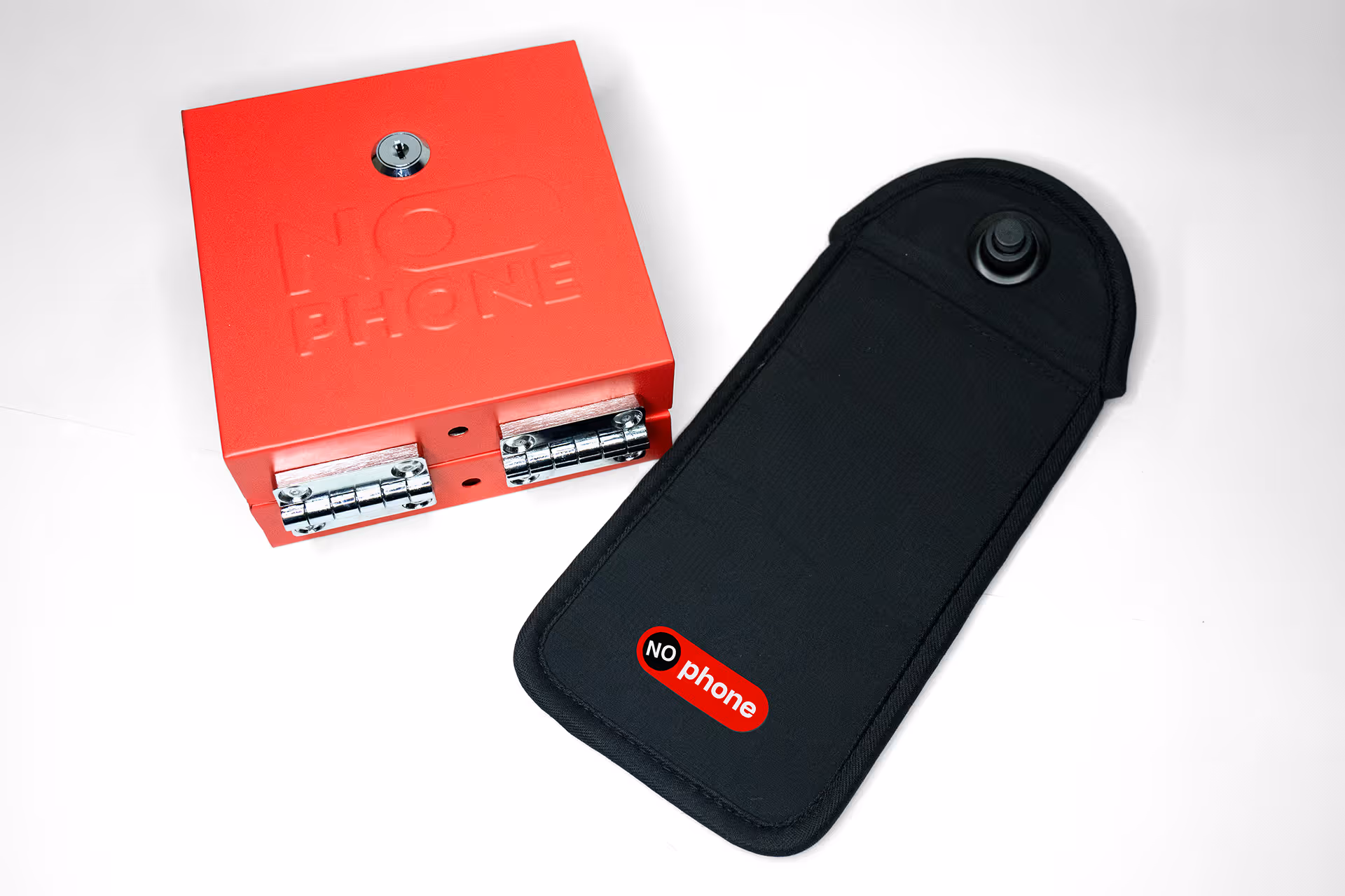 Image présentant la pochette noire NoPhone posée à côté de la boîte rouge sécurisée, illustrant le système complet de gestion des téléphones.
