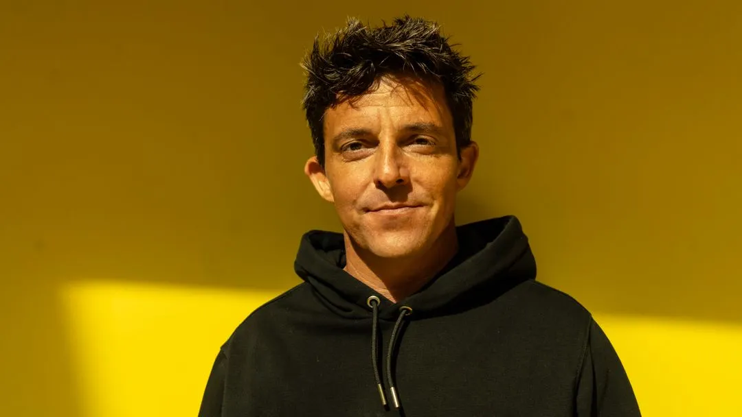 Guillaume Vilain, fondateur de NOphone, sur fond jaune